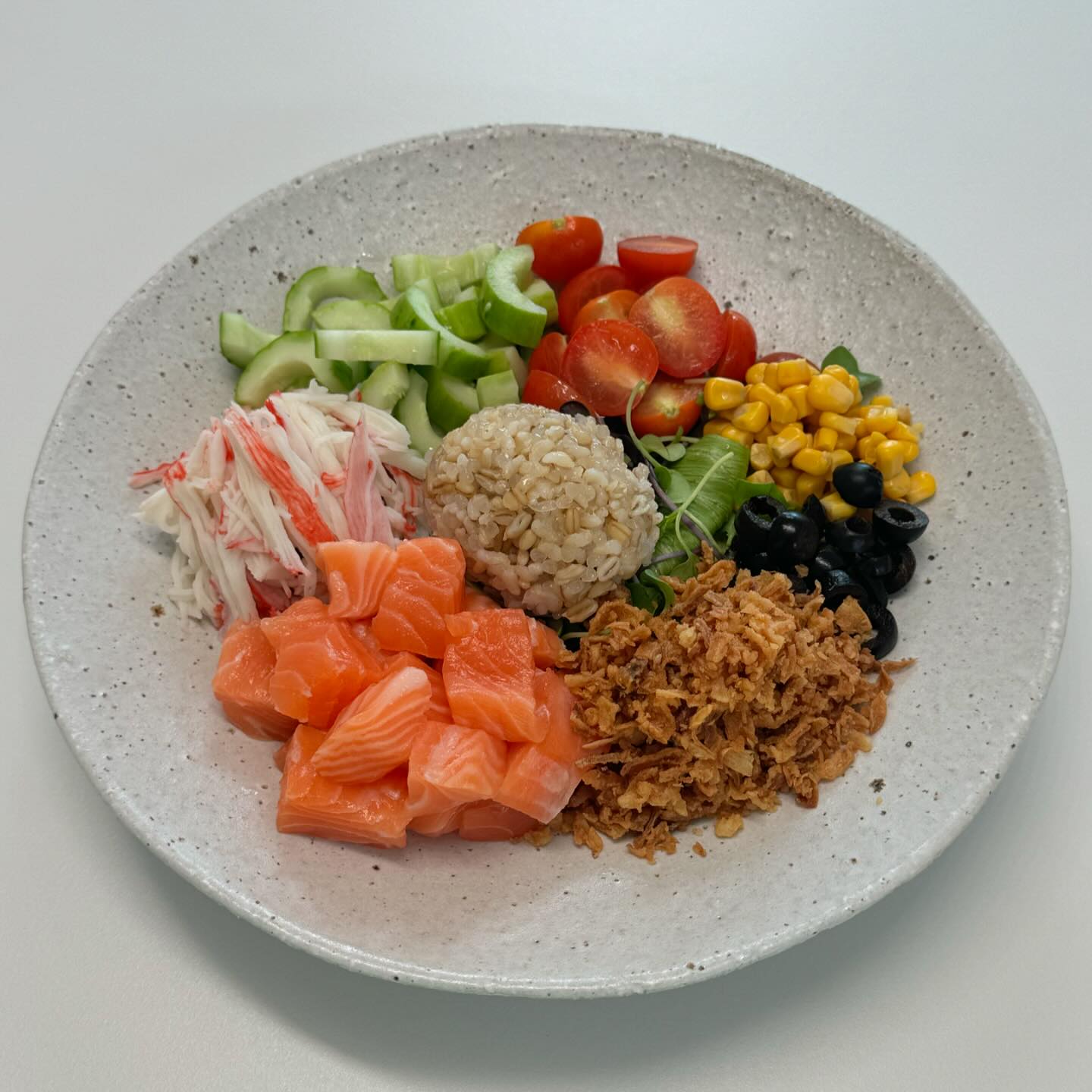 하니쿡👩🏻‍🍳
오늘도 열심히 천국의계단 30분 타고
어제 유부초밥 만들고 남은 연어로 연어포케 만들었어요🥗
포케는 처음 만들어보는데 집에서 만들어 먹으니까
토핑도 듬뿍 넣을 수 있고 좋아하는 재료 다양하게 넣어서
만들어 먹으니 너무 좋은 것 같아요!
요즘 포케 밖에서 사먹으면 만원 이상이 기본인데
앞으로 밖에서 포케 못 사먹을듯요🤣🤣
집에서 만들어먹는 포케의 킥은 어니언후레이크!
이걸 꼭 넣어야 밖에서 사먹는 포케 맛이 나요🤍

오늘 저녁은 약속이 있어서 남편 먹을 닭볶음탕 후다닥
만들어놓고 나갈준비해야지이🤭