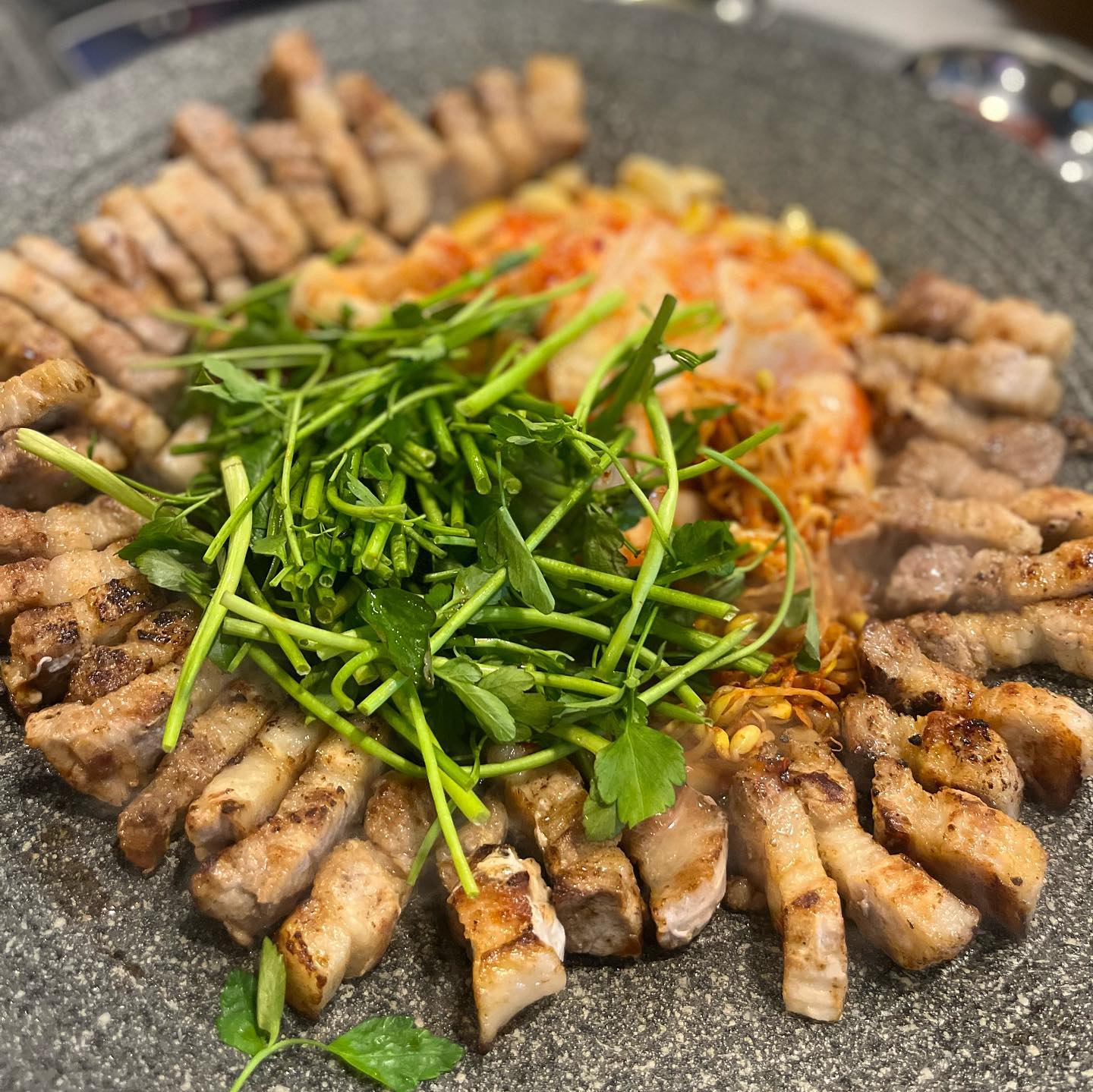 📍#협찬#할미네돌뚜껑

문래창작존 맛집 할미네돌뚜껑 방문했어요 

듀록흑돼지삼겹살 (13.000원) X 3인분
*첫주문 3인분 기본주문 가능 
돌뚜껑에 구워주는 푸짐한 삼겹살과 +김치
마늘 미나리 콩나물 까지 🥹👍🏻
맛없없 조합에 술시켜서 바로한잔!
여러가지 조합이 있는데 다 넘나 맛있음 

찌개를 시키려다 서비스로 나오는 김찌먹고 
감탄하며 할미 고봉밥 (1.000원)  하나주문!
2개 주문하려니 직원분이 말리더라구요?ㅋㅋ
양이 어마어마 합니다 고봉밥 이름값 하네용

할미네 육전 (10.000원) 
고소한맛이 일품인 육전 고추가득 간장소스에
한입해서 먹으면 그야말로 환상조합 
가성비 넘넘 최고 

청하(6.000원) 모히또 하이볼 (6.900원)
오늘은 소주대신 부드러운 청하와 하이볼 시켜서
한잔 문래창작촌 고기맛집은 #할미네돌뚜껑