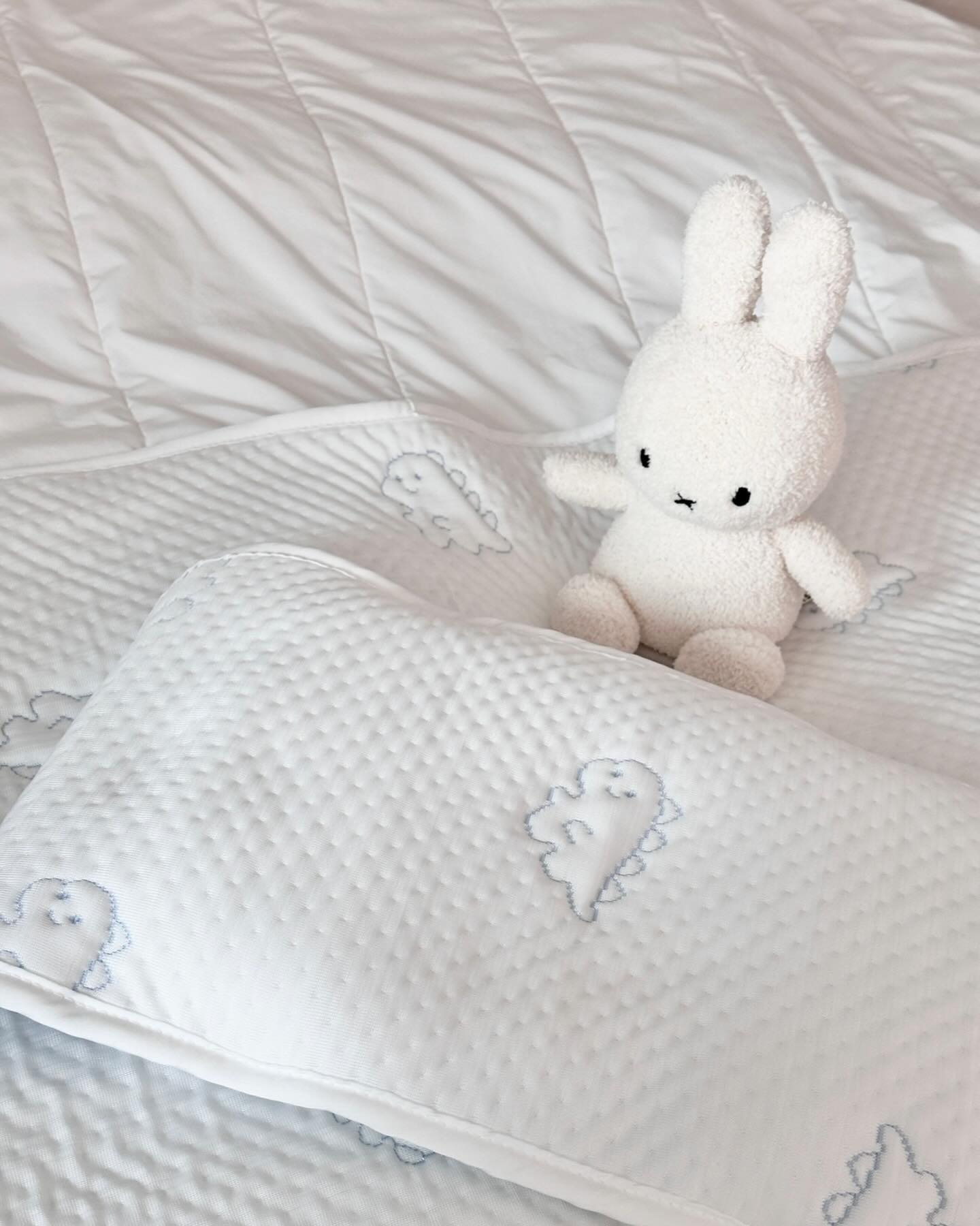 #협찬 aribebe_official 

시원해서 여름에 꼭 찾게되는 듀라론 쿨매트
우리 뽁뽁이 첫 침구로 아리베베 쿨매트 준비했어요.

귀여운 공룡 패턴이 사랑스러움 그 자체🩵
만져보면 시원함은 물론 완전 보드러워요

여름에 태어나 태열 걱정없이 베개커버까지 시원하게
사용할 생각하니 엄마 뿌듯🩵🩵

#아리베베#쿨매트#쿨패드#유아쿨매트#유아쿨패드#쿨베개
