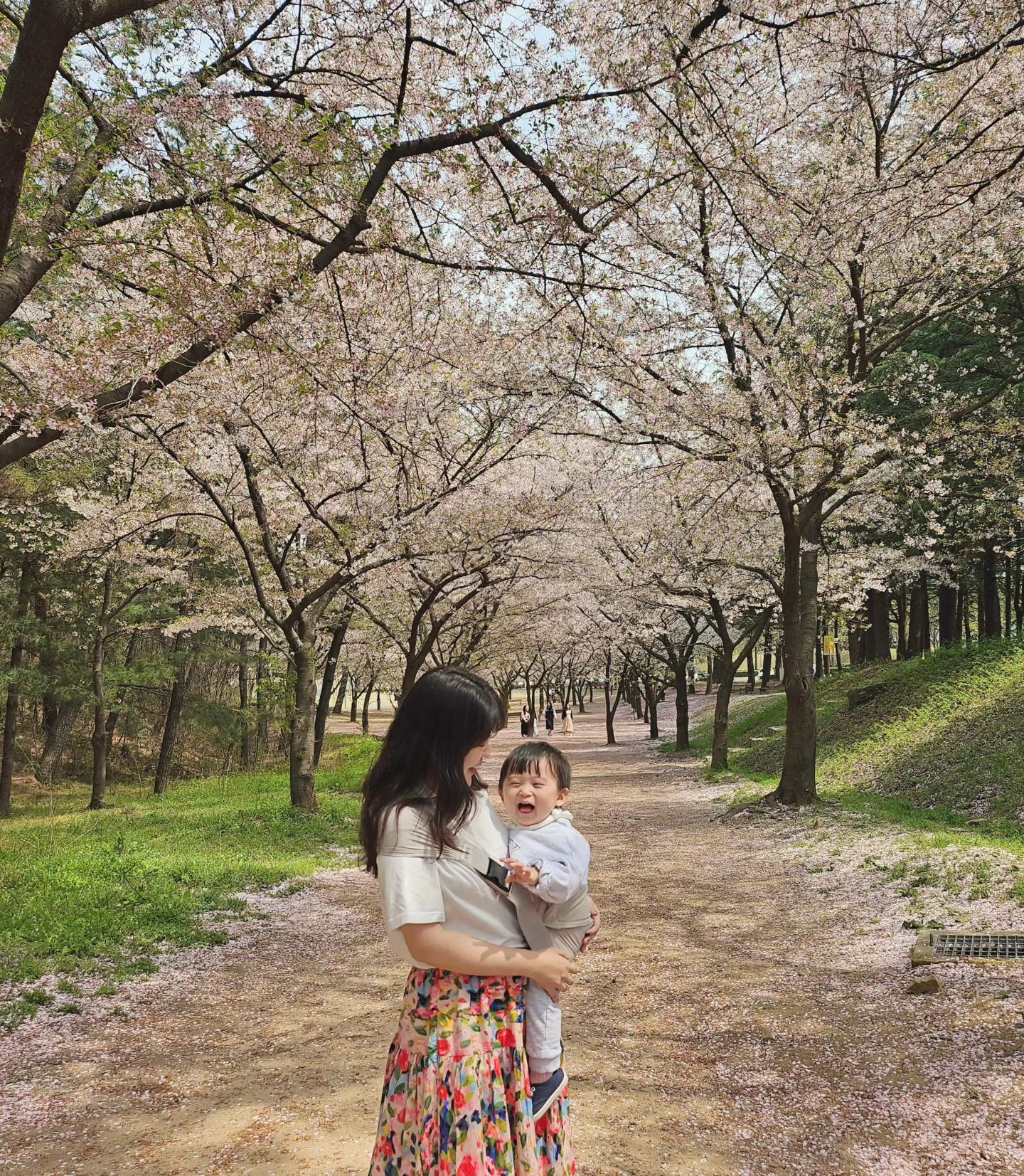 #제품제공

🏷코니 듀얼 서포트 힙시트 

요즘 저의 외출 필수템이 된 코니 힙시트예요🌸

코니 힙시트는 등, 엉덩이 2개의 패드가 있는데
각각의 패드가 등+허리, 엉덩이+허벅지까지
든든하게 지지해줘서 안정감이 있어서 너무 편안해 해요 :) 

손 힘으로 감싸안을 필요 없이 
힙시트가 알아서 지지해주니까
손목에도 힘이 훨씬 덜 들어가고 좋더라고요~

엄마 손목, 허리를 지켜주는 
코니 듀얼 서포트 힙시트~
이건 선택이 아니라 정말 찐 필수템이에요🤍

/ konny_kr

#코니 #코니힙시트 #코니듀얼서포트힙시트 
#육아템 #육아정보 #육아용품 #육아는장비빨 
#힙시트 #konny #사이드힙시트