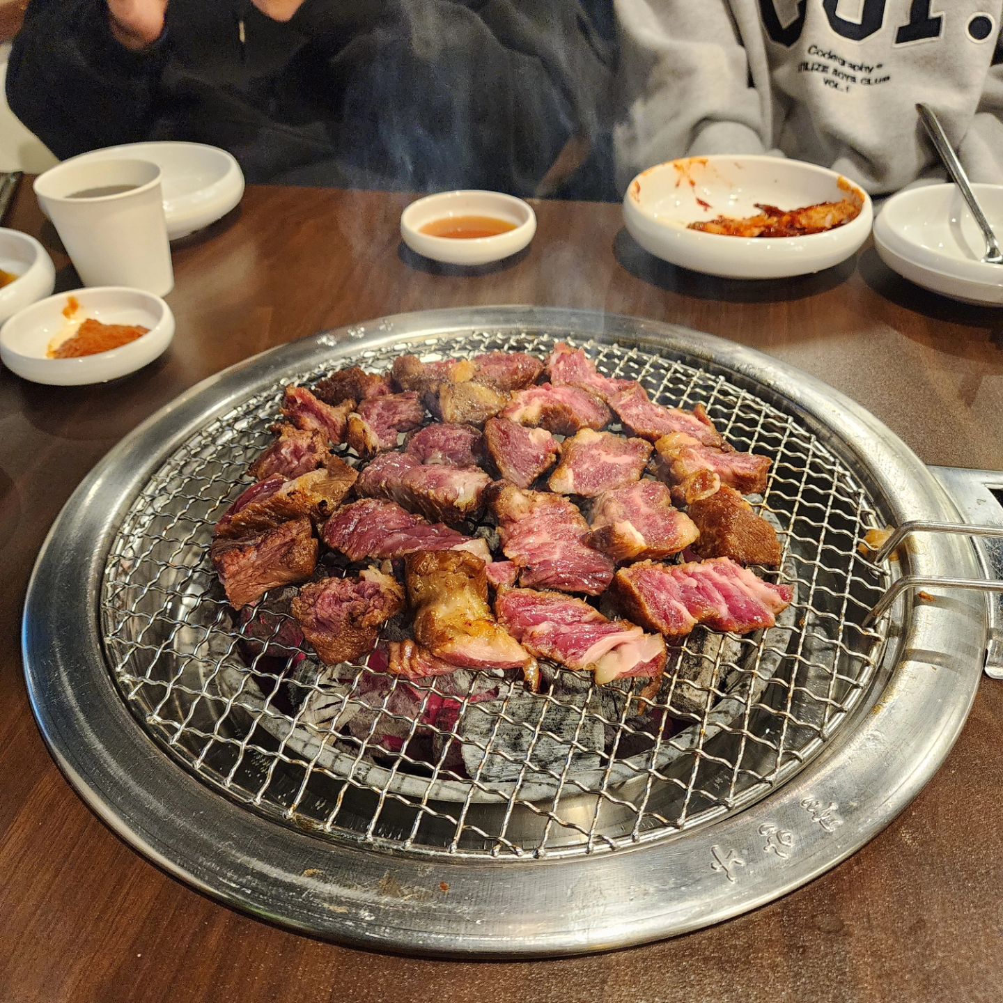 수성못 맛집 👍 
양념이 질리지 않고 고기 퀄리티도 엄청 좋은곳
특히 우대갈비 세트 강추!
맛도 좋지만 매장도 청결하고 직원분들이 진짜 짱짱 친철함❤️
꿀팁으로 밑반찬 양념게장 구워서 드시면 진짜 세상 존맛탱
🚩대구 수성구 용학로 68 본가숯불돼지갈비 수성못점
⏰️11:00~22:00
☎️0507-1343-9945
✅️주차장 있음,웨이팅필수
#본가숯불돼지갈비_수성못점 #들안길 #대구맛집 #우대갈비맛집 #대구가족외식맛집 #대구먹스타 #먹방스타그램 #먹방 #먹방도비