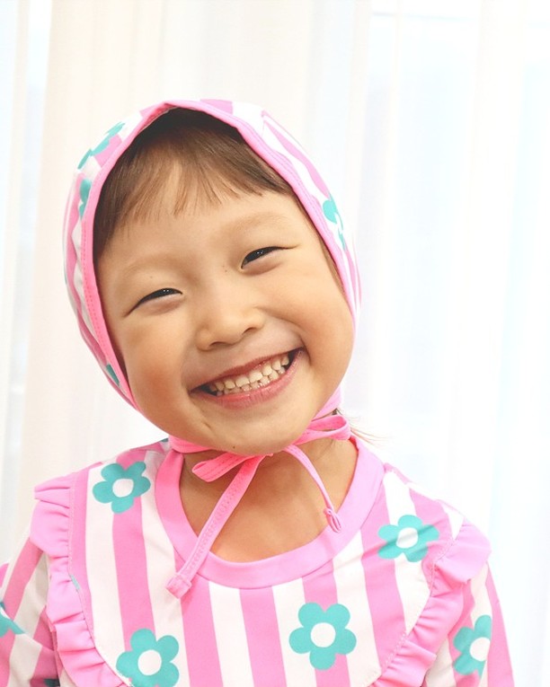 #제품제공 #인형이세요
#오즈키즈 #여아수영복

아 진짜~
너무너무 귀염뽀짝
참을수 없는 귀여움!!!

패피는 역시 계절을 앞서서 옷을 준비한다고 하지?
여름이면 하루도 거르지 않고 마당에서 물놀이할 예정인 우리 봄봄,

무조건 입고 벗기기 쉬우면서도
야외물놀이에 적합한 긴팔 상하의 래쉬가드로 준비했어요.

ozkiz_official 
제품명: 라라플라워 래쉬가드 수영복세트(가격: 32,900원)
사이즈 120

핑크핑크 색감에 프릴 디테일은 물론이고 사랑스러운 꽃무늬 프린팅이라니
딱 저의 취향저격 수영복이랍니다!

래쉬가드 상의와 워터레깅스 하의에다가 깜찍한 수영모자까지 한세트로,
파우치 함께 들어가 있어서 한여름 수영에는 파우치만 챙기면 끝~

상하의 따로 입히고 벗기는 형태이고, 좀 넉넉한 사이즈여서 편하게 입고 벗기기 쉬울 것 같아요.

키가 조금 작아서 바지는 살짝 접어서 입혀야 하지만, 그렇게 그렇게 오래오래 입어보쟈 봄봄!
안감도 부드럽고 배김없이 입힐 수 있는 허리밴딩까지 완벽합니다~

뒷모습까지 귀엽고 사랑스러운 디자인의 #유아래쉬가드 랍니다.
마당 물놀이의 계절이 성큼 온것 같아요~

#여아수영복 #여아래쉬가드 #키즈래쉬가드 #긴팔래쉬가드 #예쁜수영복 #귀여운래쉬가드 #아기수영복 #물놀이준비물 #여름준비 #키즈워터레깅스 #워터레깅스 #물놀이준비