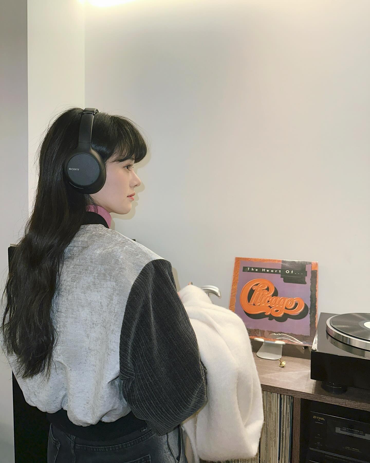 LP들어보는척 🎵😆 
오늘 너무 추웠는데 머플러가 날살렸지 모야🫶🏻