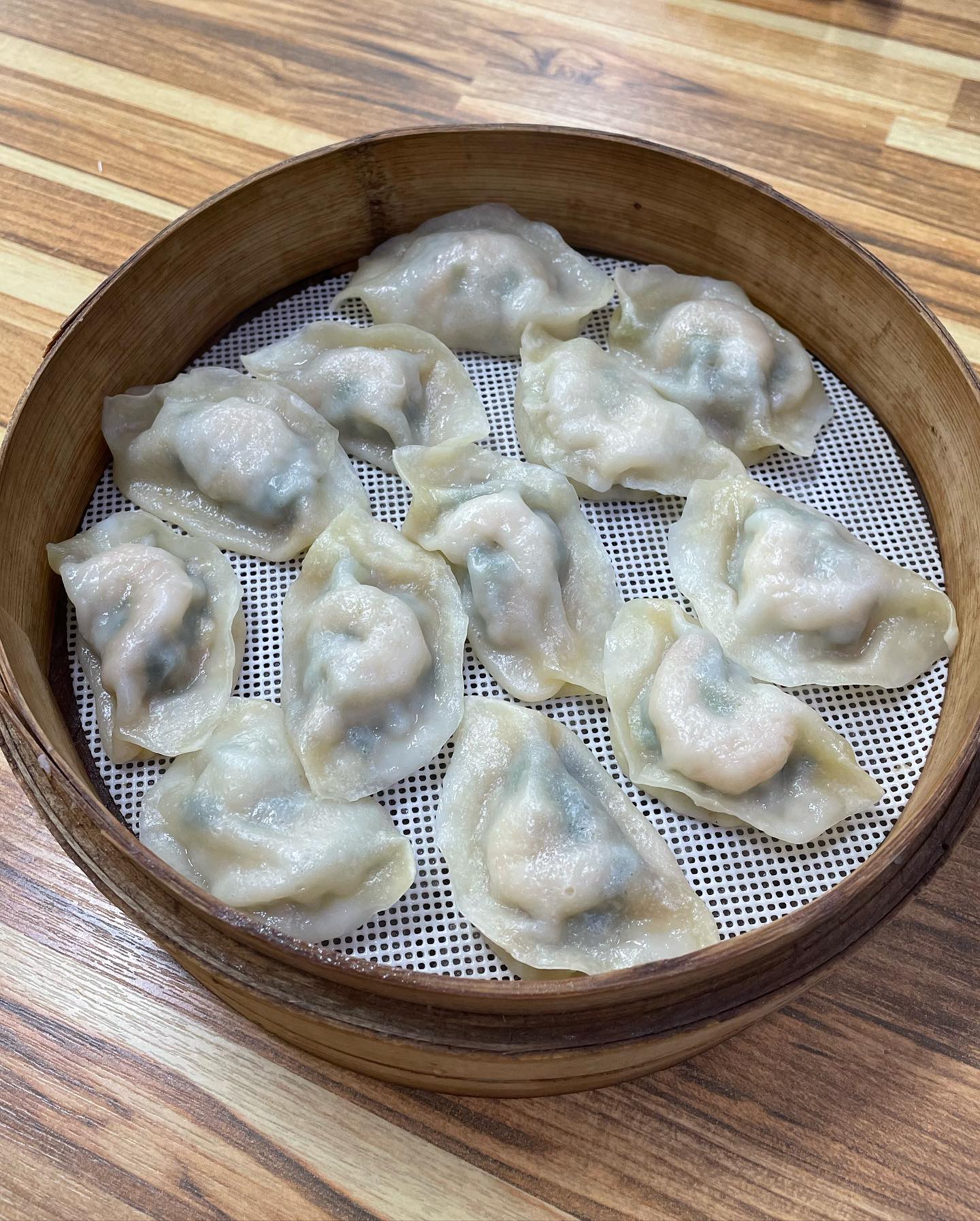 사진은 21년도 사진이라 금액은 조오금 올랐지만, 맛은 여전히 맛있었습니다,, 최근에 갔을 땐 바로 먹느라 사진도 안남은,,,

📍#서가만두 #마포구청역 #월드컵시장
🍽️ #새우배추속만두 #한돈대파손만두 #한돈샐러리속만두 #쇼우룽뽀우 #한돈버섯손만두 

월드컵시장이라 덜 유명할 뿐, 망원시장 근처였으면 이미 줄 너무 길어서 못 먹었을 듯,,

뜨거울 때 훨씬 맛있다하셔서 빠르게 흡입하느라 사진이 없는 만두들도 있지만,, 다 맛있었습니다

배추, 대파, 샐러리 모두,, 생소한 재료지만 맛은 성공적이었습니다,,
대파는 상상하는 맛 그대로 맛있었고, 샐러리는 상큼한 맛이 더해져서 맛있었습니다,,
샐러리 특유의 톡쏘는 화함을 안 좋아해서 항상 샐러리 2+마요네즈 8의 비율로 먹던 사람인데,, 샐러리 만두는 샐러리 맛 전혀 안 느껴지고 시원함만 가져와서 더 좋았습니다,,
오히려 안 물려서 더 빠르게 먹어버린‼️

샤오롱바오는 향신료 맛이 약해서 입문자 데려가기에도 좋아보였습니다,,

포장해서 집가서도 먹어봤는데, 조금 식어도 맛은 그대로였습니다,,
회식하러 여기까지 오시는 분들도 있다하니 요리도 맛있는게 분명합니다,,,

* 21년 7월 사진입니다