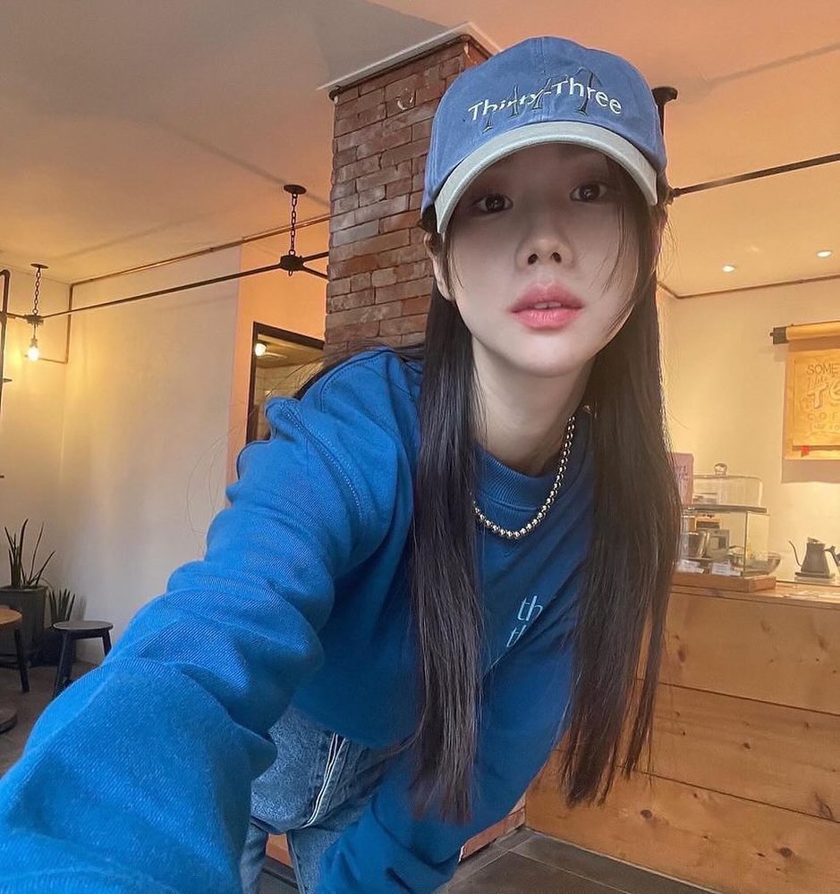 .
컬러감있는 옷을 좋아하는 색감덕후에게 취향저격인 mtm💙 
입는순간 얼굴에 조명을 킨듯한 이색감.. !💙