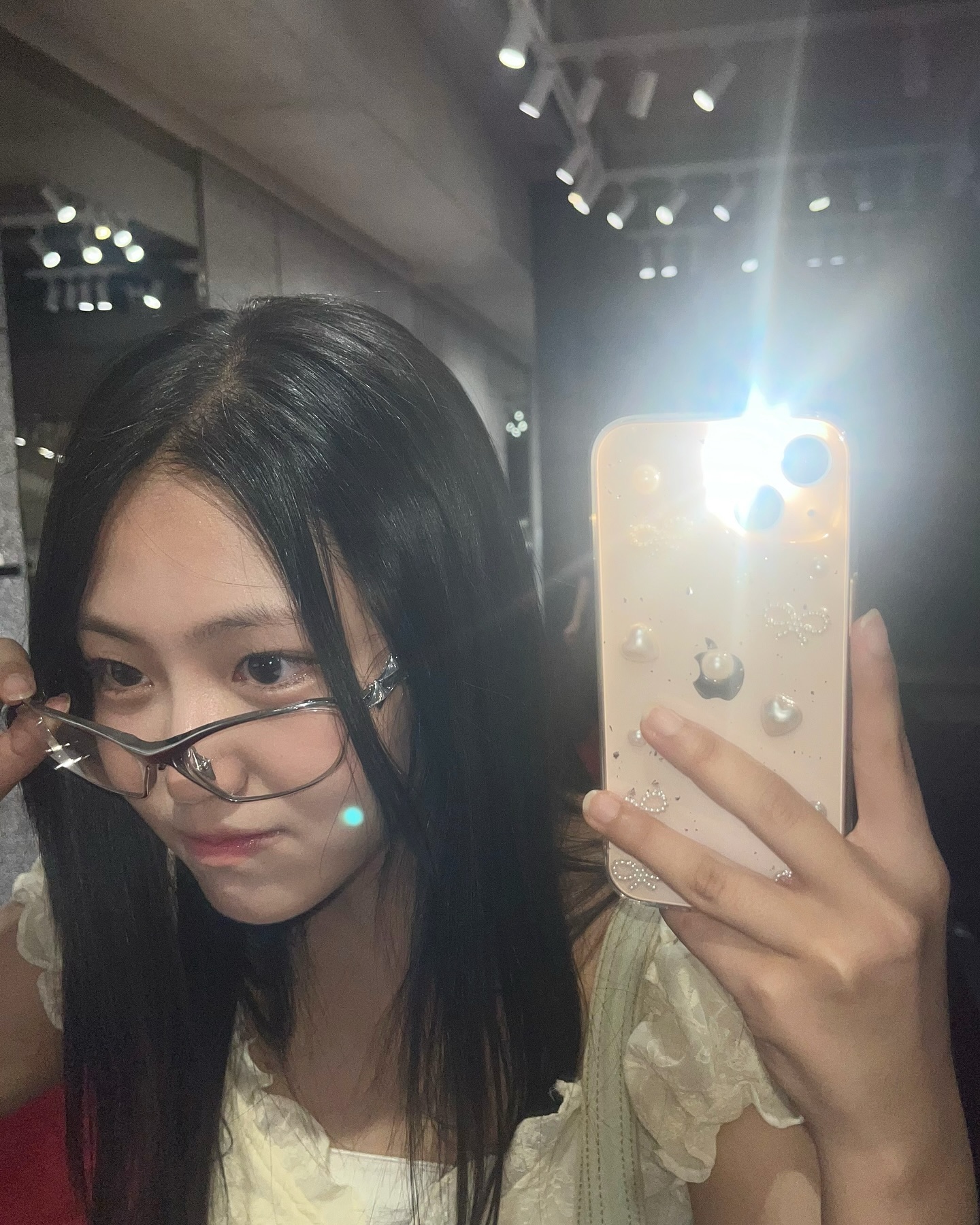 뜨개질할머니코어👵🏻
-
-
-
#gentlemonster #ytt02glasses