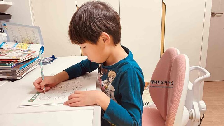 #협찬
-
마음이음 소전집 이번주는 
지식잇는아니 든든한 수학짝꿍
-
초등학교 들어가기전에 보면 좋은 
초등필독서 든든한수학짝꿍
-
현직 초등학교선생님이 참여한 책으로
아이의 눈높이에 더 쉽고 더 잘 이해할 수 있게 
채워놓은 수학짝꿍
-
수세기 부터 시작해서 비교하기까지
도형도 배우고 , 덧셈, 뺄셈도 배우고
수쓰기도 배우면서 글자공부까지!!
-
단원별 어려울 수 있는 내용을 조금 더 쉽게 풀언호은
알차고 탄탄하게 준비된 책한권으로
초등수학 잘 준비해서 입학해야짓
-

#예비초등필독서 #초등필독서 #초등준비 #초등책 #초등창작동화 #마음이음 #지식잇는아이 
#초등학교입학준비 #현직교사수학 #수학짝꿍 #수학공부 #초등수학공부 #수학1학년 mindbridge_publisher