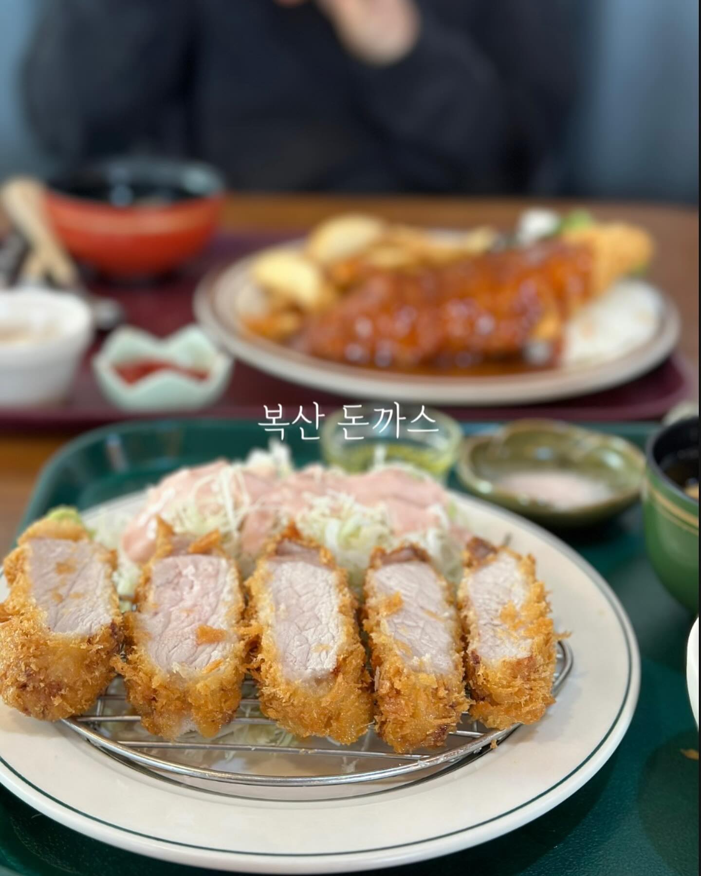 웨이팅할만한 복산돈까스🐷

사이좋게안심돈까스하나.매운경양식돈까스하나.

📍복산돈까스
울산 중구 손골2길 17-6 상가동 1층
OPEN11:00 CLOSE20:00
일요일 휴무

📎늘 웨이팅하는곳이라 오픈런 추천
어설프게가면 점심시간 놓칠지도 몰라요.

#외식부부러#울산맛집#울산돈까스#복산돈까스