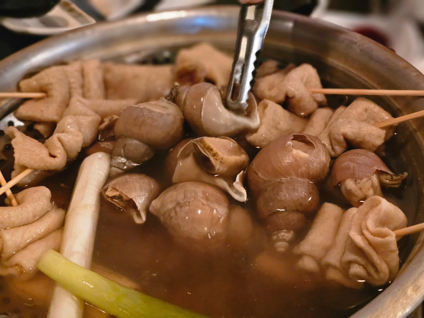 강남 논현동술집 와쏘골뱅이

웨이팅 피하고 9시반쯤왔는데
바로 자리남!

백골뱅이의 참맛을 알아버린날.....
내장개미쳐따.....😊

얇은 수제비와 오뎅추가는 기본 .. 
또가고싶우요...🫣

#압구정술집 #논현동술집 #와쏘골뱅이