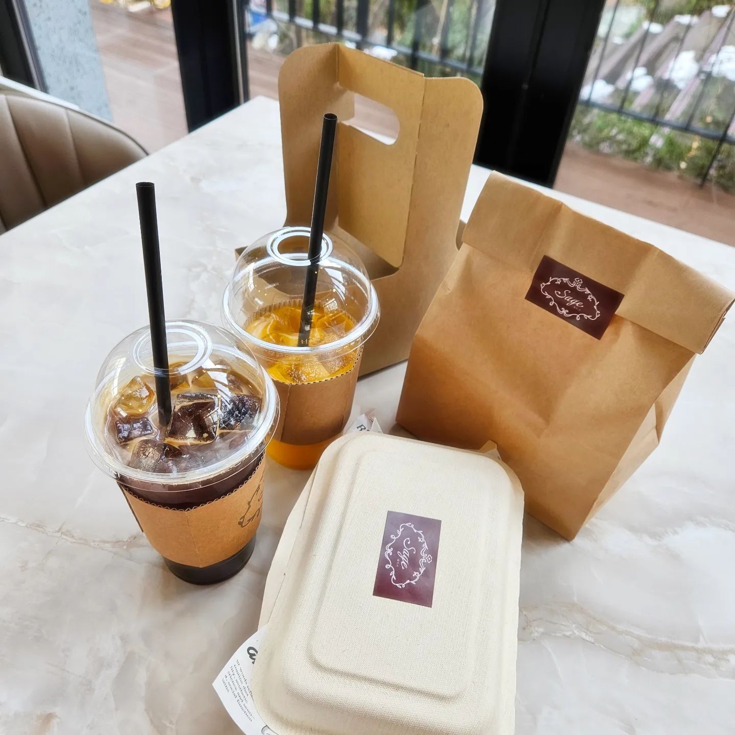- 
주말 따니와 함께 맛있는 브런치를 포장해왔다 :)
예쁜 카페라서 앉아서 분위기를 즐기고싶었으나..
아직 우리꼬마는 민폐라 ㅠ
인테리어도 예쁘고 디저트 브런치도 너무 맛나서
자주 방문할예정 🩷
잠봉뵈르 존맛 ㅎㅎ
- 
#광교카페 #데이트장소 #광교브런치 #분위기카페