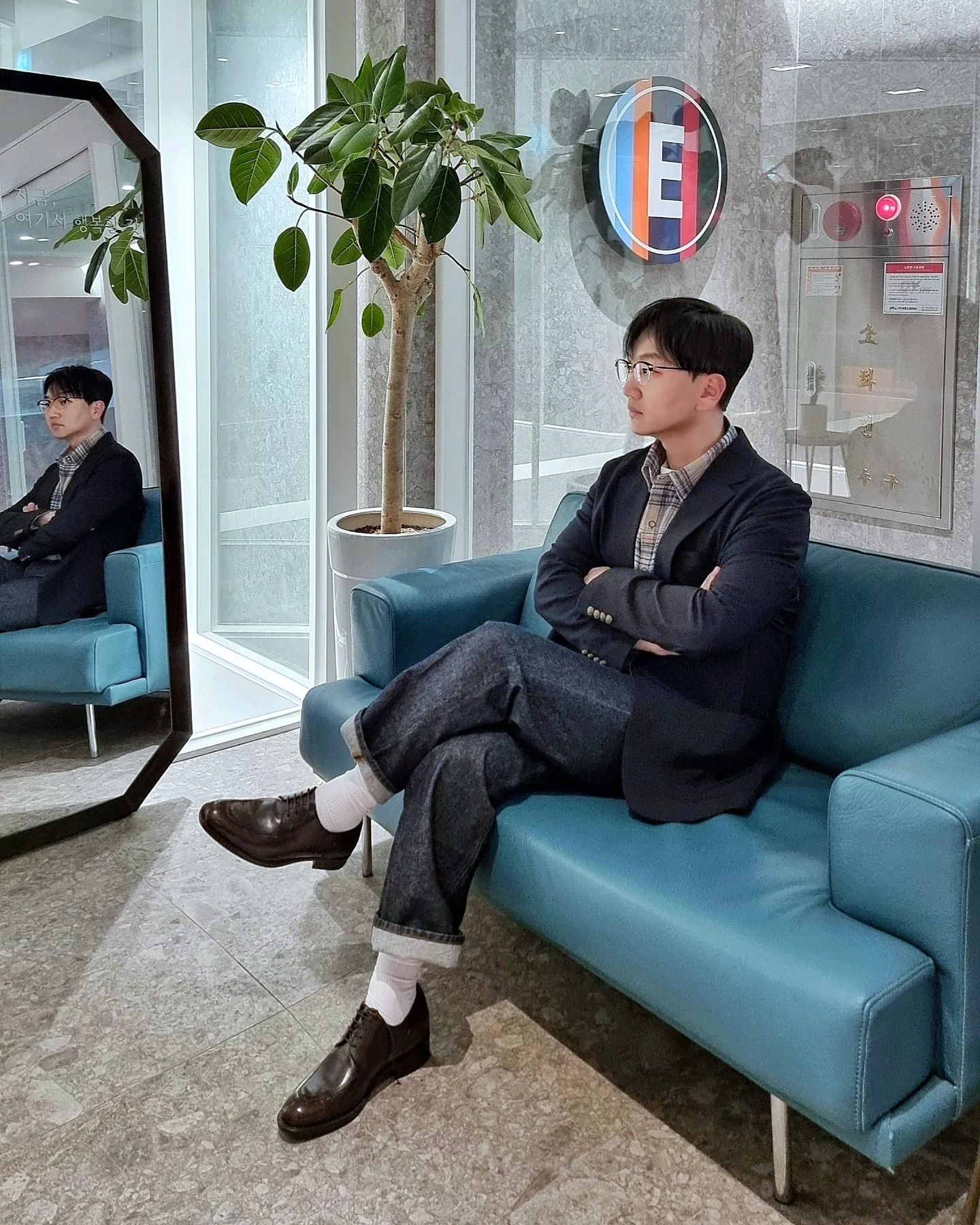 .

아메카지 느낌 어떤데

인친님들 아메카지 워크웨어 밀리터리 느낌
너무 멋스럽게 입으시는거 부러웠는데
빔스 인스타 착장 보고 손민수 해봤네요

앞전에 협찬 받은 체크셔츠에
금자안경 하금테에 금장블레이저에
생지데님에 유팁까지 
머리까지 올만에 가르마 😆😆

아메카지 입문 합니다

beams_plus_harajuku 

#따라쟁이 #손민수 #아메카지 #アメカジ