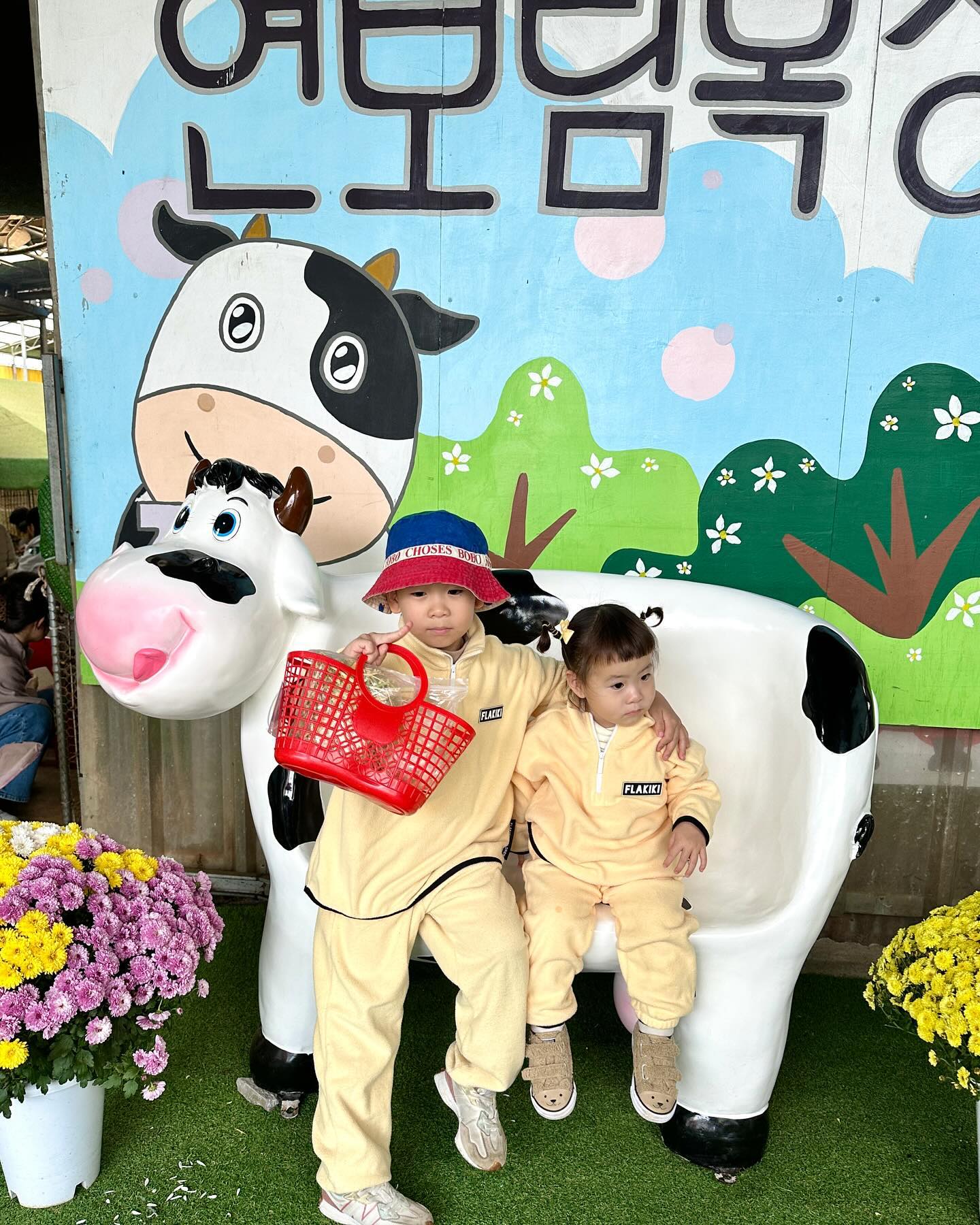 🧑🏽‍🌾🐄🐂🐃
농부의 꿈은 이제 잊은줄 알았는데...
🐐염소한테 침 테러 당하고도 웃는거 보니
아직 저버리지 않았구나😇
ㅋㅋㅋㅋㅋㅋㅋㅋㅋㅋㅋㅋㅋㅋㅋ
채이도 그새 컸다고 이번엔 젖짜기 체험도
성공했다🤗🤗🤗쭈욱쭈욱🐄🥛ㅋㅋㅋㅋ