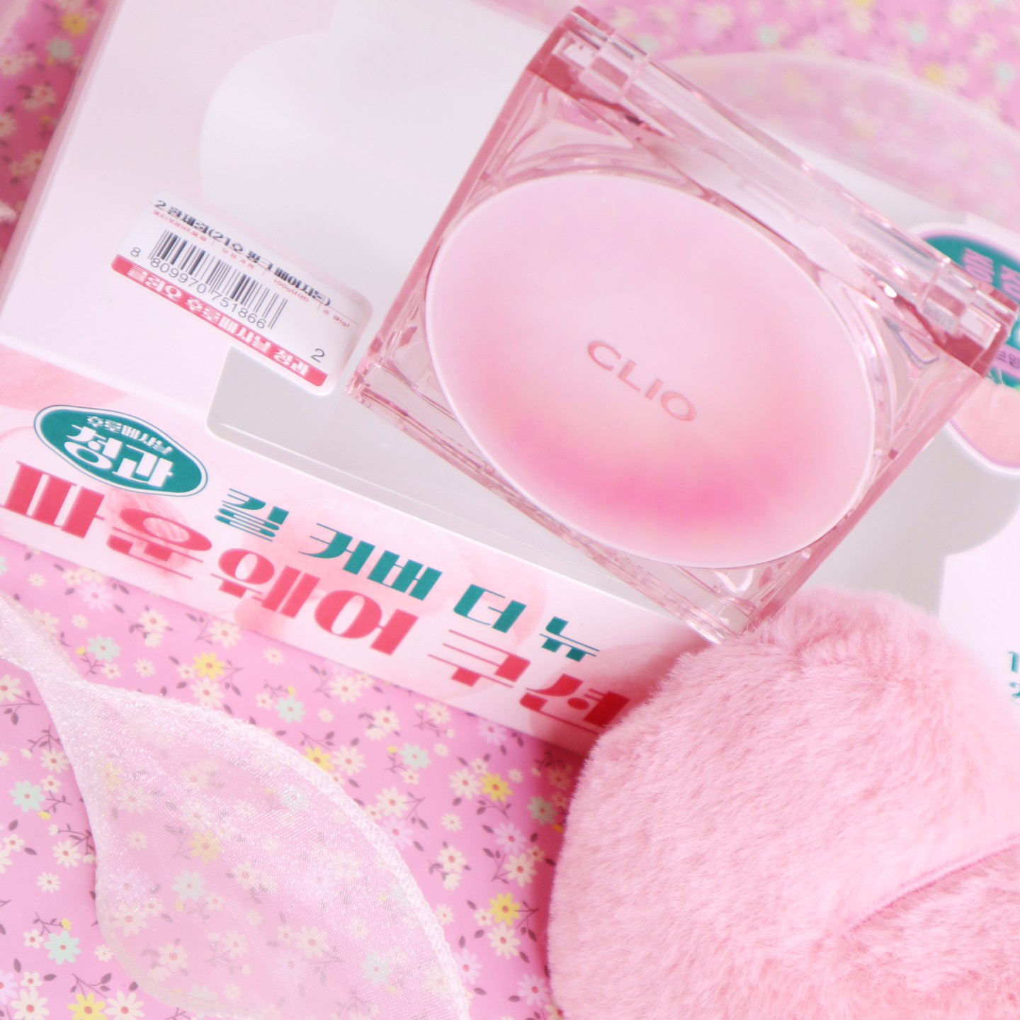 #제품제공 복숭아 한 박스가 도착했습니다🍑
clio_official

#클리오 에서 요번에 #킬커버더뉴파운웨어쿠션 을
새롭게 달달한 복숭아 패키지로 리뉴얼하여 출시하였는데요🫣
매끈 보송 생기 넘치는 #제철복숭아피부 로 만들어주는
킬커버 더 뉴 파운웨어 쿠션-!♥️
#초슬림 #세미매트 제형으로 첫 터치는 촉촉하지만
마무리는 보송하여 예쁜 복숭아 피부로 만들어준다며~😊

무려 4년연속 올영에서 1등을 차지하는 #더뉴쿠션
촉촉한 타입이라 사계절 내내 사용하기 좋다구요👍

✔️1.5호 페어 / 2호 란제리 / 3호 리넨 / 4호 진저
총 네 가지 컬러로 톤에 맞춰 골라쓰기도 좋은데요 ><
저는 2호 란제리 컬러를 사용해 봤는데
텁텁함없이 초슬림으로 예쁜 복숭아 피부로 만들어줬다며🍑🍑

우리 같이 제철 복숭아피부로 만들어보자구요🙋‍♀️

#파룸체험단 #후로페샤날청과에디션 #쿠션추천
#세미매트쿠션 #클리오쿠션 #올리브영추천템