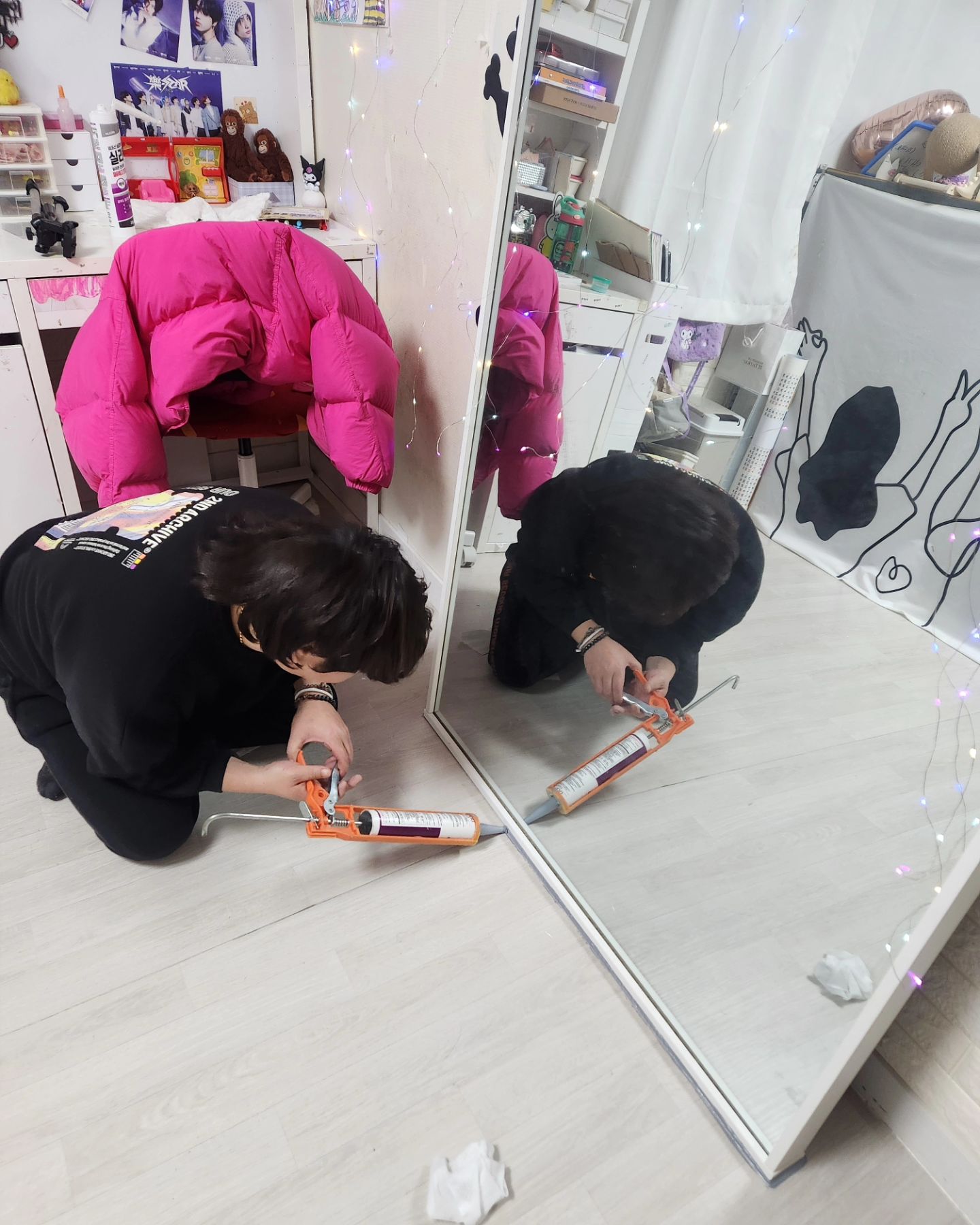 #연습핑계못됨
오수바리 이제 거울이 없어서....
동생이 방해해서....
요런 말 못하게 만들어버림 ㅋㅋㅋㅋ
ㅤㅤ
#전신대형거울 딸 방에 놔드림!!
ㅤㅤ
안전이 우선이니 아빠가 최대한 고정이되게
실리콘 그것도 외벽용 단단한놈으로다가
고정해 드림!
ㅤㅤ
170cm 높이라 아주 만족스럽다!
ㅤㅤ
시간 시간 새벽 2시!
딸~ 연습 진짜 열심히 해야한다 알았지?
잊지마라! 엄마가 지켜보고있다😎
ㅤㅤ
su_jung0202
ckdwndickd
ㅤㅤ
#딸방
#춤추는공간
#춤추는딸램
#공연연습
#대회연습
#화이팅해보자