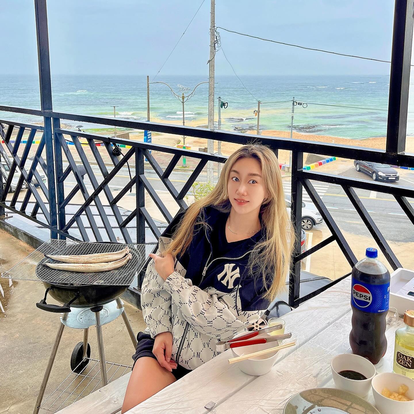 ❤️‍🔥

늦잠을 찢어지게 자고 나오니 역시 내리는 비.

비내리는 바다 보면서 
금덩이 열심히 장어 굽는 동안
에피타이저로 초밥!

오크젠은 오크통에 10년 숙성한 증류주라 그런지
부드러우면서 깔끔해 초밥에도 장어에도 잘 어울린다.

음악 대신
빗소리 
파도소리 
장어 굽는 숯불 소리
🔥🔥🔥
