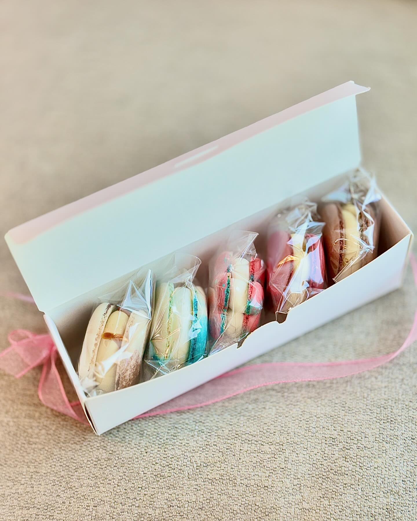 -
해피 화이트 데이🍬🍭🤍thank you

지금은 못먹어서 냉동실에 보관했다가  맛있게 먹으려구요
성수 마카롱이다 이거지😋
오늘은 디톡스 마치고  샐러드 먹을 수 있는날!!행복해🌿

#화이트데이#마카롱#성수동마카롱