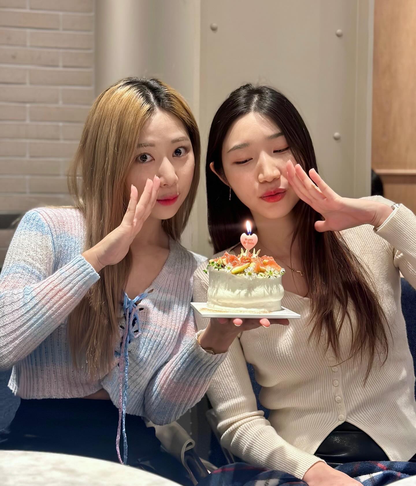 생일까지 같은달이냐구 너므조아🎂
근데 케이크 눈치게임...실패 ㅎㅎㅎㅎㅎ
막내의 오뉴선물케이크캔들, 
언니는 공동케이크, 
결님의 오뉴선물케이크까지 넘 풍성하고 꽉채워 행복했던 날,,
서산멤버 고대로 서울에서👏👏👏
.
.
.
#10월달 #공동생파