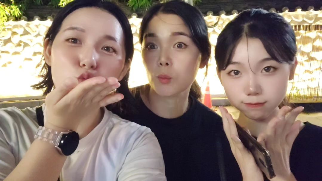 해피했던 추석🌕
짧지만 행복하고
너무나 즐거웠던
친정에서 보낸 추석💕
여자 어른들과 아이들끼리 
남원 밤 산책🌕
청사초롱이 너무 이쁜 밤 야경🌠
행복한 순간은 언제나 사진으로 남기기📸

2024.9.17.화
