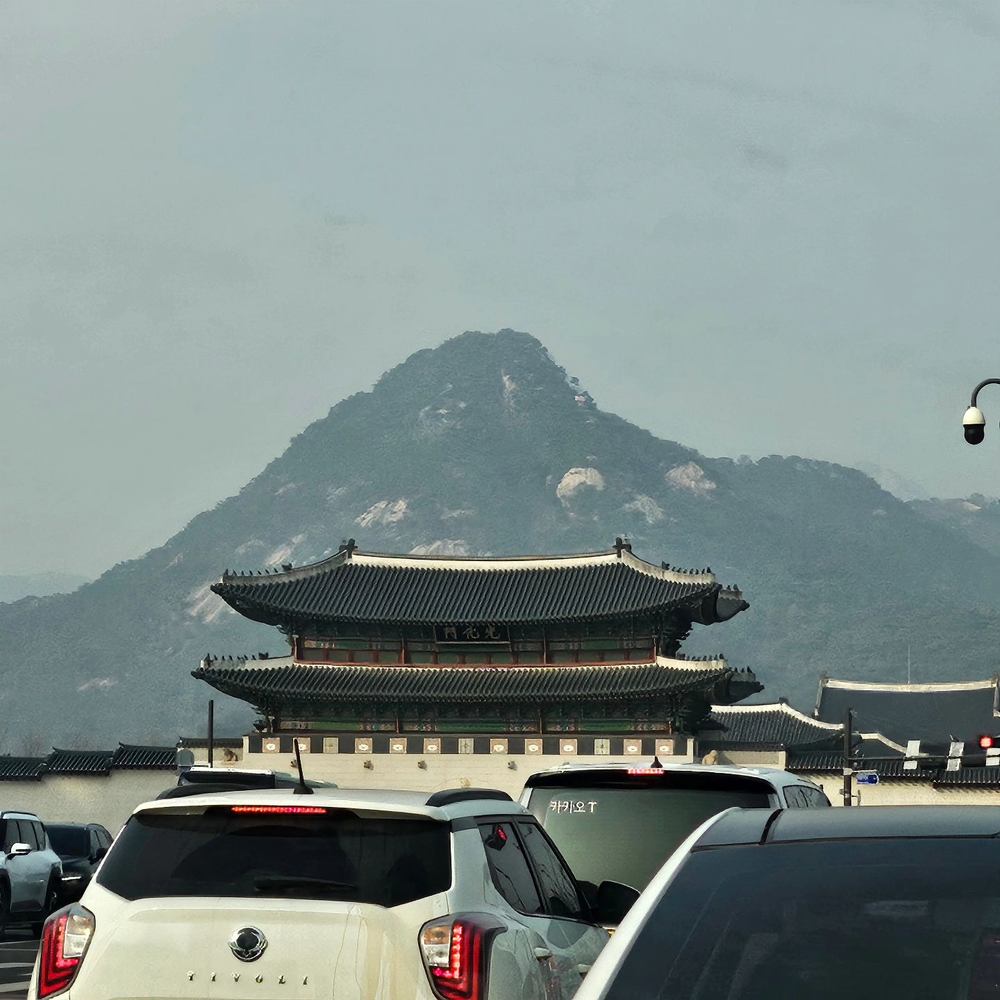 지난주에는 금요일 반차 🕶

갤럭시워치6, 결혼반지 수령하고
예랑이 만나러 파주 가는 길에
마주한 경복궁이 별안간 예뻐서 ,, ✨️

그런데 저 지금 갤럭시 뽕(?)이 엄청나거든요
줌을 어마무시하게 땡겨도 화질이 미쳐돌았네욤 ㅎㅅㅎ

울님들 다 지난주 잘 보내셨죵?
직장인들 모두 4일만 출근하면 되니까,,

오늘 저녁 축구와 함께하는 치킨 피드로 돌아올 예정이에욥

그런 의미로 울님들의 최애 치킨 💙 

추천 해 주세용 !!!