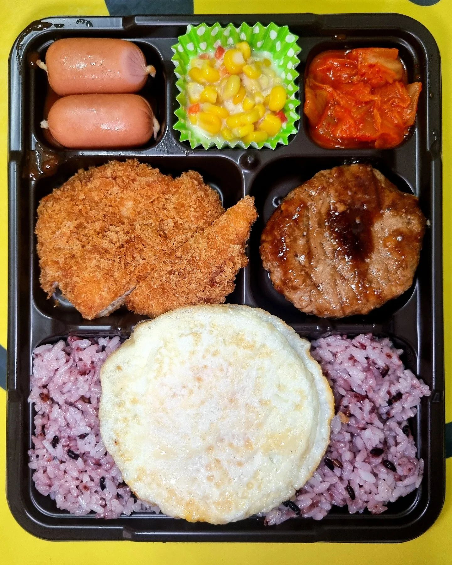 #챈이네

혜자도시락 푸짐함에 반해서 두판을
델꼬옴😋 흑미밥에 계란후라이 뿅🍳

탱글탱글 소세지에 촉촉한 함박스테크
소스 좋아하는데 돈까스 소스양도 많다
계란후라이 촉촉해서 마음에 쏙 든다!

#편의점도시락
#편도추천
#혜자로운집밥
#혜자도시락
#함박돈까스
#함박돈까스도시락
#챈이네집밥
#혼밥추천
#집밥메뉴
#집밥레시피
#집밥스타그램
#저메추
#점메추
#선팔하면맞팔
