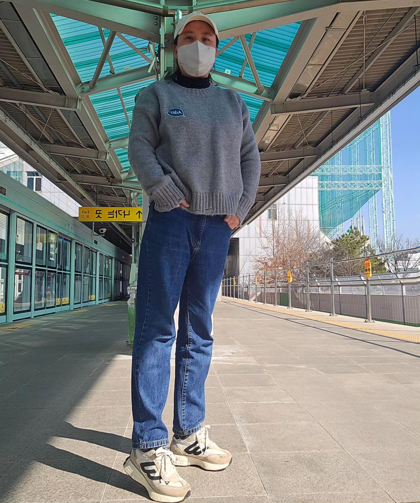 #협찬 #서포터즈
비오고난뒤 따뜻해진 날씨~이제 봄이오려나~
두툼해서 따숩게입을수있고 뒷모습이 포인트가
되는 예쁜 니트역시 #마리앙플러스 입니다ㅎ
.
요즘 내옷장 책임져주고있는데 제가진짜 한덩치해서
니트류는 입어본적 없거든요. 그런데 #빅사이즈 도
예쁘게입을수있는 옷들이 가능하니 내가이런옷들도
다입어보는것같아요!!! 씬나씬나!!
.
마처주 자수 니트K3536
베이지.그레이 2가지색상이있고 #88사이즈 인
제가입어두 꽉낌없는 사이즈랍니다.
#귀여운니트 를 나도입을수있다규!!!
.
.
mariangplus 
#마리앙플러스 #mariangplus #서포터즈1기
#마리앙서포터즈 #서포터즈 #광고
#빅사이즈 #플러스사이즈 #빅사이즈쇼핑몰
#데일리룩#출근룩#오오티디#OOTD