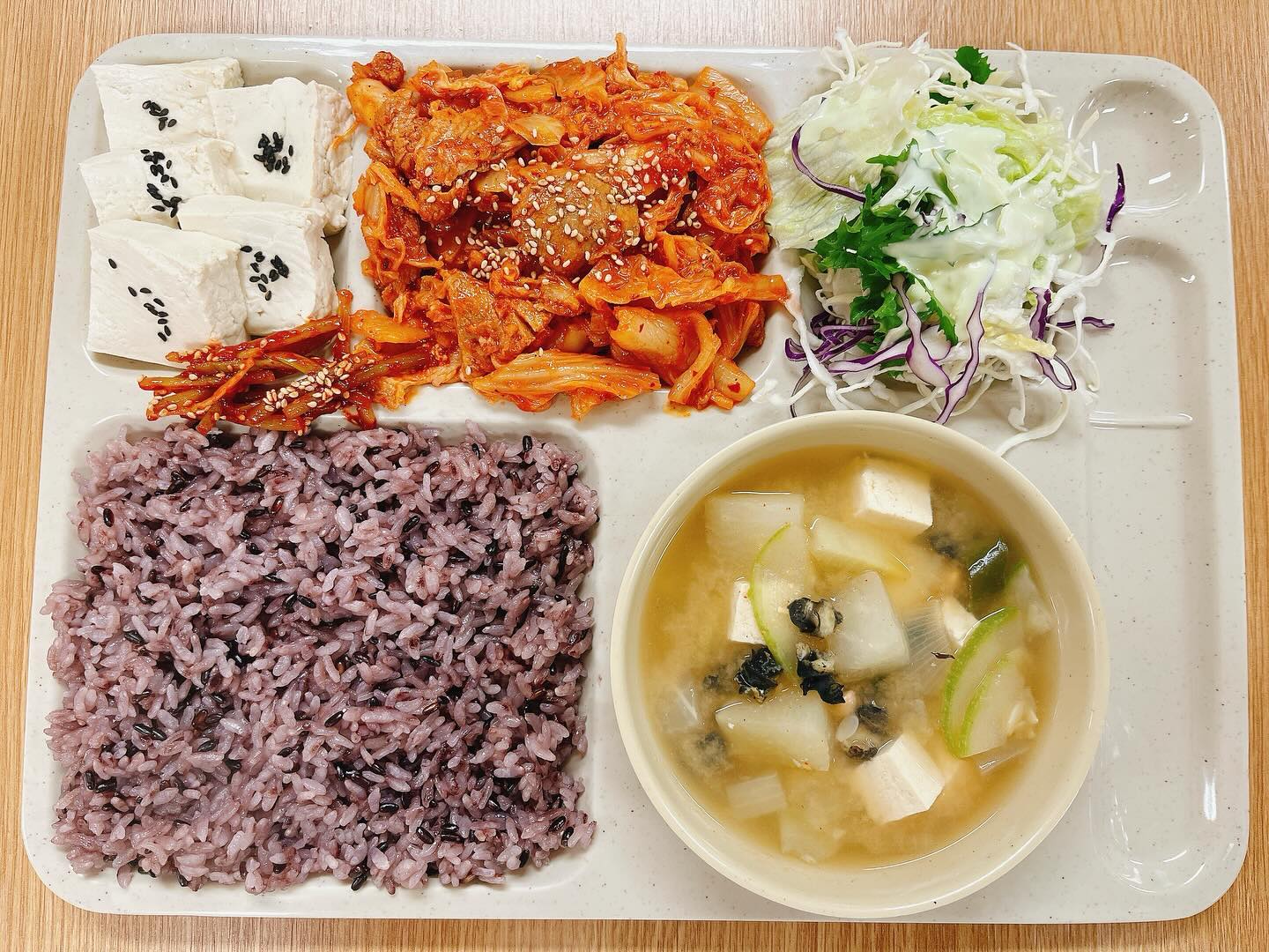 .

여사님 생신날 메뉴 힘들게 안짰는데 어쩌다보니
오늘 날씨랑 메뉴가 찰떡콩떡💞☔️

#영양사#영양사스타그램#급식#단체급식#급식메뉴#산업체#구내식당#우렁된장찌개#돈육김치볶음#온두부#그린샐러드#마늘쫑무침