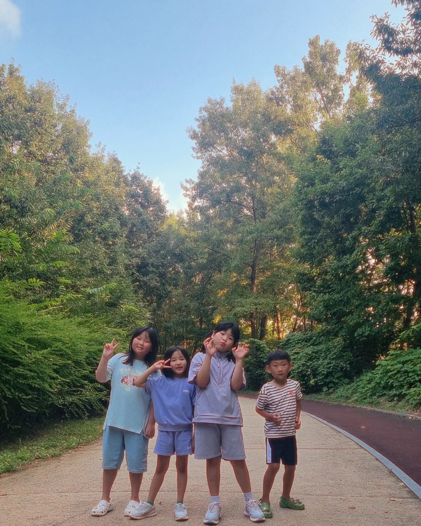 우리 이쁜 조카들과 함께 가을🌰🍂
청설모도 만나고, 호수공원서 음악분수도 보고
러닝도 하고♡ 오늘 너무 알차게 놀았다

#시언니네 #파주 #운정호수공원 #운정