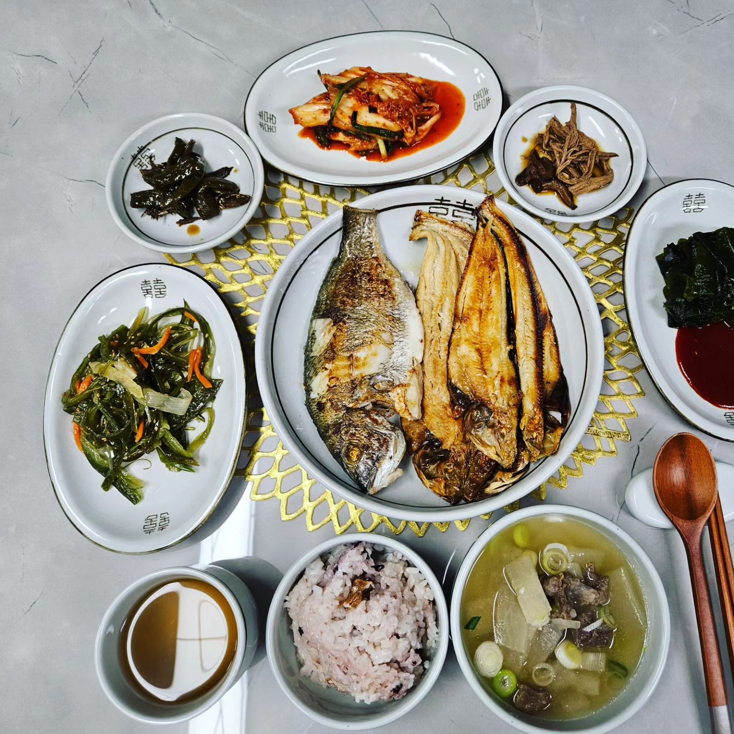 #저녁
#집밥이야기 

#소고기무우국  푹끓이고 보리차도  좀 끓여놓고  농가살리기에서  구입한  이면수에  친구가  낚시로 잡아온 #줄돔  함께구워  맛난  저녁합니다 😋😋
생선밥상  늘 먹어도 맛난밥상👍👍
울님들  날이 너무너무 추워요😝😝감기조심하세요 😉😉

#수성구청환경교육 
#일회용품줄이기 
#집밥데이이벤트 

#저녁밥상메뉴 
#집밥최고 
#집밥사랑
#집밥매니아
#집밥그램
#저녁그램 
#가정식
#한식사랑 
#한식파
#홈쿡
#온더테이블 
#주부스타그램 
#주부일상