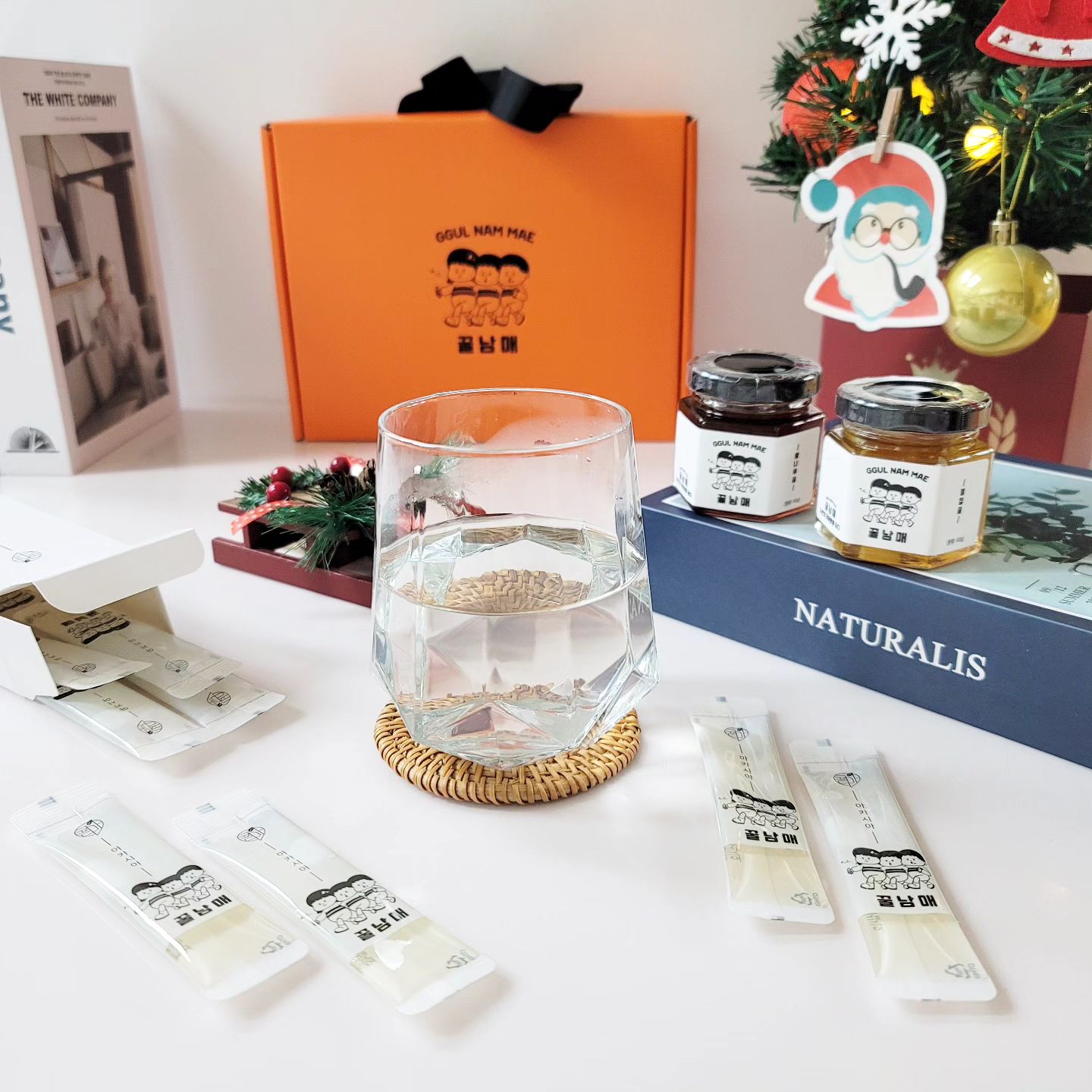 #협찬

추운 날씨엔 따뜻한 차 한잔으로 힐링하기
좋아하는 저~🙋‍♀️

#꿀스틱 2개면 달달한 꿀차를 마실수 있어
요즘 자주 찾게되는 #꿀남매를 소개 합니다!!

#벌꿀선물세트로 출시된 패키지는요..
예쁜 유리병엔 밤나무꿀, 벌집꿀이 담겨져 있고
스틱으론 아카시아꿀이 담겨 있어요~

스틱으로 된 제품은 외출시에도 소장이 가능해
요즘 잊지않고 챙기네요~

거부감 없는 달달함이 입안 가득 남아 한잔만
마셔도 몸에 기운이 팍팍 모르는 느낌이~🤭

이젠 커피보다 꿀차가 좋으네요!!😍

#벌꿀스틱 #벌집꿀  #밤나무꿀 #지인선물 #친구선물 
#꿀차한잔 #스틱꿀차 #꿀홈카페 #겨울철꿀 #아카시아꿀
#커피보다꿀 #꿀차 #캠핑장필수품 #숙취꿀
