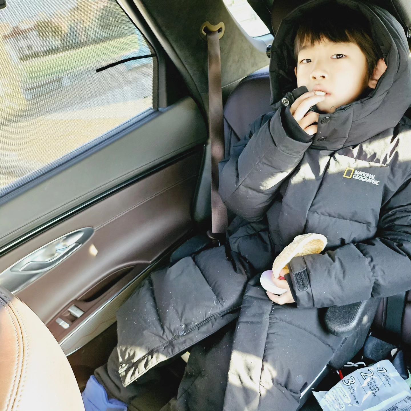 온몸으로 먹는 뻥튀기
차에서 내릴 때 눈내리는줄 🤣

도착했지만 
내리지않고 계속 먹는 뚝심있는 아이

퉁퉁 부운 얼굴로 등원했지요

😍