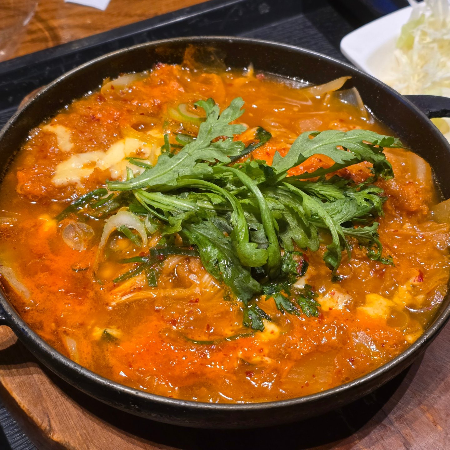 #🐷 #카츠바

매운탕처럼 보이는 김치치즈카츠나베😋
김치찌개에 밥먹듯 한끼뚝딱👍