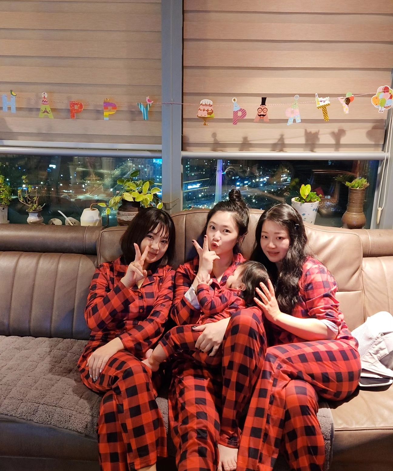 ♥️
문정이의 센스있는 잠옷선물로
연휴내내 옷도 안갈아입었다는..ㅋㅋㅋ

힝 
언니랑 문정이랑 이게 얼마만이냐구
수다 대폭발ㅋㅋㅋㅋㅋㅋ

주환이랑 희원이가 찍어준사진인데
니네 좀 잘찍네?😘

#몽치팸 #알라뷰 #그리웠어 #너무너무 #연말파티 #커플잠옷 #세가족 #모두고마워 #jang1829