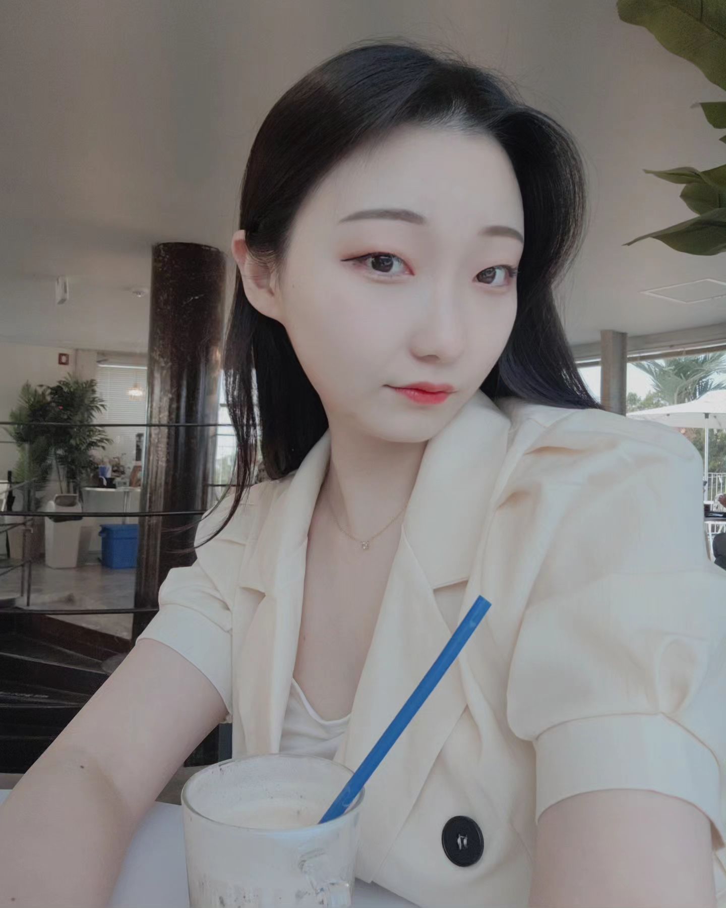 #광고 정호빵 수원가서 윤곽관리 받았어요😆

부끄럽지만 제 민낯 사진까지 같이 올려봐요!

전,후 사진 보시면
윤곽관리를 받아야하는 이유..!
아시겠죠..?!?!

사람이 달라져요!!!

사진으로는 화장 전,후 같아 보일 수도 있는데
외모를 보지말고 얼굴사이즈나 형을 봐주세요!
볼살, 이중턱 등등

얼굴 사이즈와 형이 달라지고 
이목구비가 뚜렷 해지더라구요!

제가 방문한 곳은
수원역쪽에 있는 프레셔스카라 스킨앤바디에요!

1인샵이고 예약제입니다!

1인샵이라 프라이빗하게 혼자 조용히 
힐링하며 관리 받을 수 있어요!
내부 사진도 비밀🤫

보통 윤곽관리 받는다 하면 
얼굴만 해주는 곳이 많은데

여기 사장님은 얼굴에 있는 혈이 
두피와 온몸에 다 이어져 있어서 다 해야한다고

윤곽관리안에 두피케어 마사지와 바디 마사지까지 
포함되어 있어요!

그리고 가격도 매우매우 엄청 착해요!

가격 사진 올리고 싶은데..

너무 착한 가격과 구성이라 그런지
사장님이 🤫 해달래요 ㅎㅎ

피부관리, 바디관리 등등 
관리 원하시는 분들 한번 방문 해보세요!
마사지 받고 씻고 싶으면 샤워도 가능해요!

다 준비되어 있어요!

전 관리받고 화장도 잘 받아서 매우 만족즁😘

이게 바로 나한테 투자하는 맛이지!

이제 꾸준히 윤곽관리를 받아봐야겠어요!

얼굴 작아져라 작아져라 비대칭 교정되라 🙏
