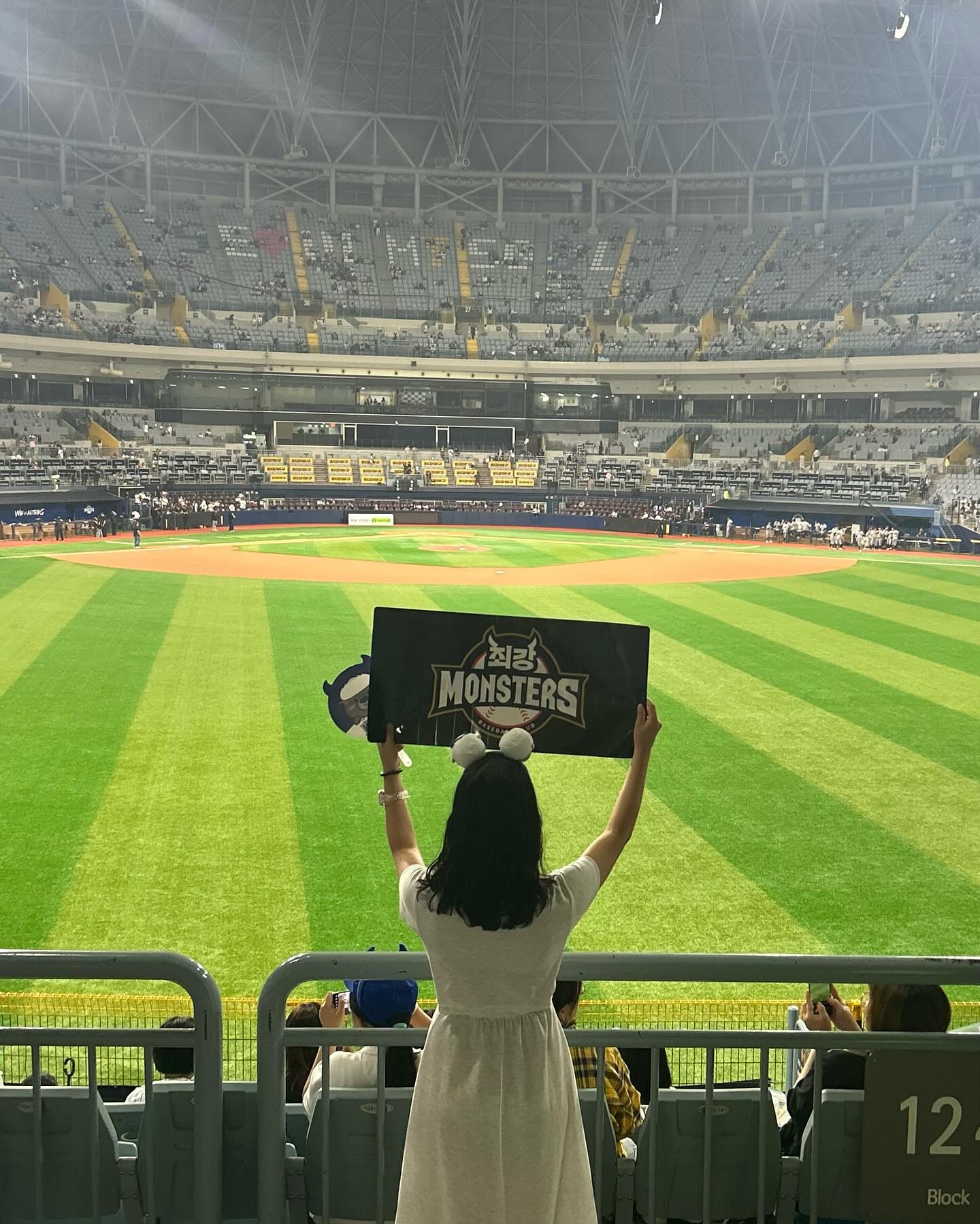 드디어 #최강야구직관 다녀왔다 ,,🤍 
(니퍼트 이대호 최고야)
모든 연예인들 여기 다 모인듯 🥺
올해 버킷리스트 하나 성공.