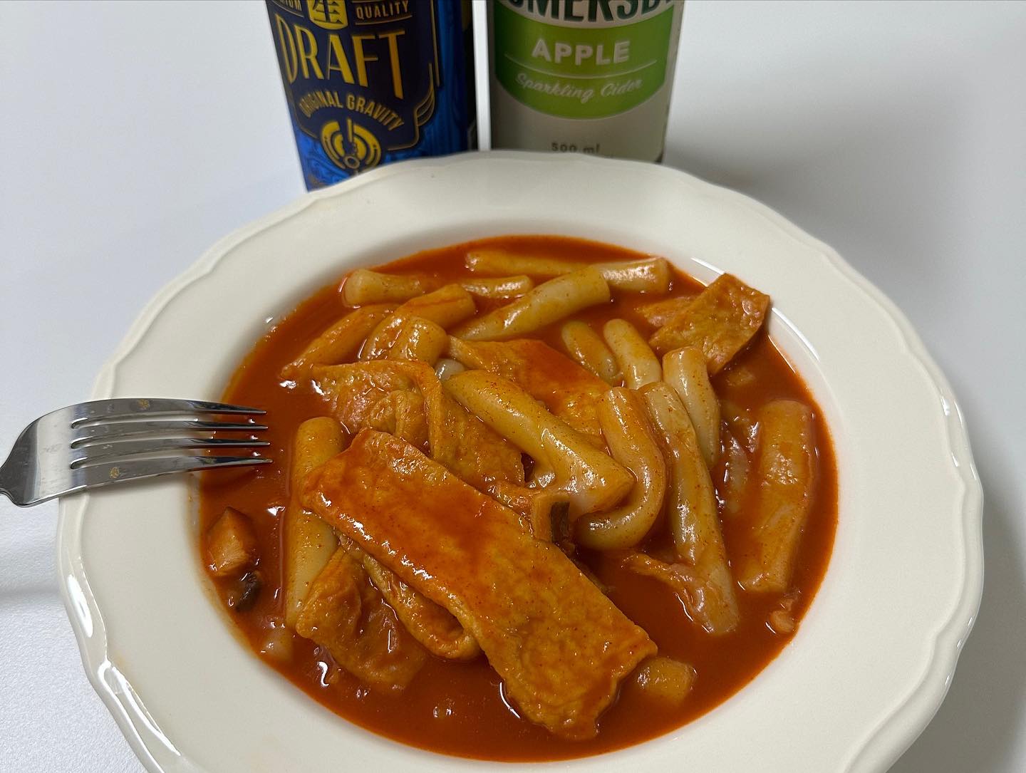 추억의 국민학교떡볶이 원조국물떡볶이😋
킹받게 맛있는 떡볶이밀키트
 
떡, 어묵, 황금 비율 국떡 전용 소스가 다 들어있어 
요 한박스면 아무것도 필요없다🥹
똥손도 가능한 대박떡볶이!!
매콤달콤 컵떡볶이 학교앞 추억소환되는 맛이에요🧡

2-3인분정도 되는 것같아요🐷🐷
양이 넉넉해서 둘이 먹으면 배터져요

처음에 물을 360ml만 넣는다고 해서
국물 양이 너무 적은거 아니야?했는데
라면사리 넣어도 될정도로 충분했구
국물 떠먹기도 좋았던 추억의국민학교떡볶이
요알못도 가능한 6분만에 우리집 떡볶이맛집 만들기 
쿠팡, 비마트에서 떡볶이 카테고리 판매 1위👍

국떡 공식몰(홈페이지) 1초 회원가입 후 주문 가능
국떡데이는 매월 9일
11.9 내일! 국떡 4팩 특가 판매

추억의 국민학교 떡볶이 구매링크
http://s.godo.kr/1y1d2

#국떡 #추억의국민학교떡볶이 #떡볶이밀키트 #밀키트떡볶이 #리뷰어스 #협찬 #유료광고 #냉동떡볶이 #떡볶이맛집 #먹스타그램 #학교앞떡볶이 #분식맛집 #떡볶이성지