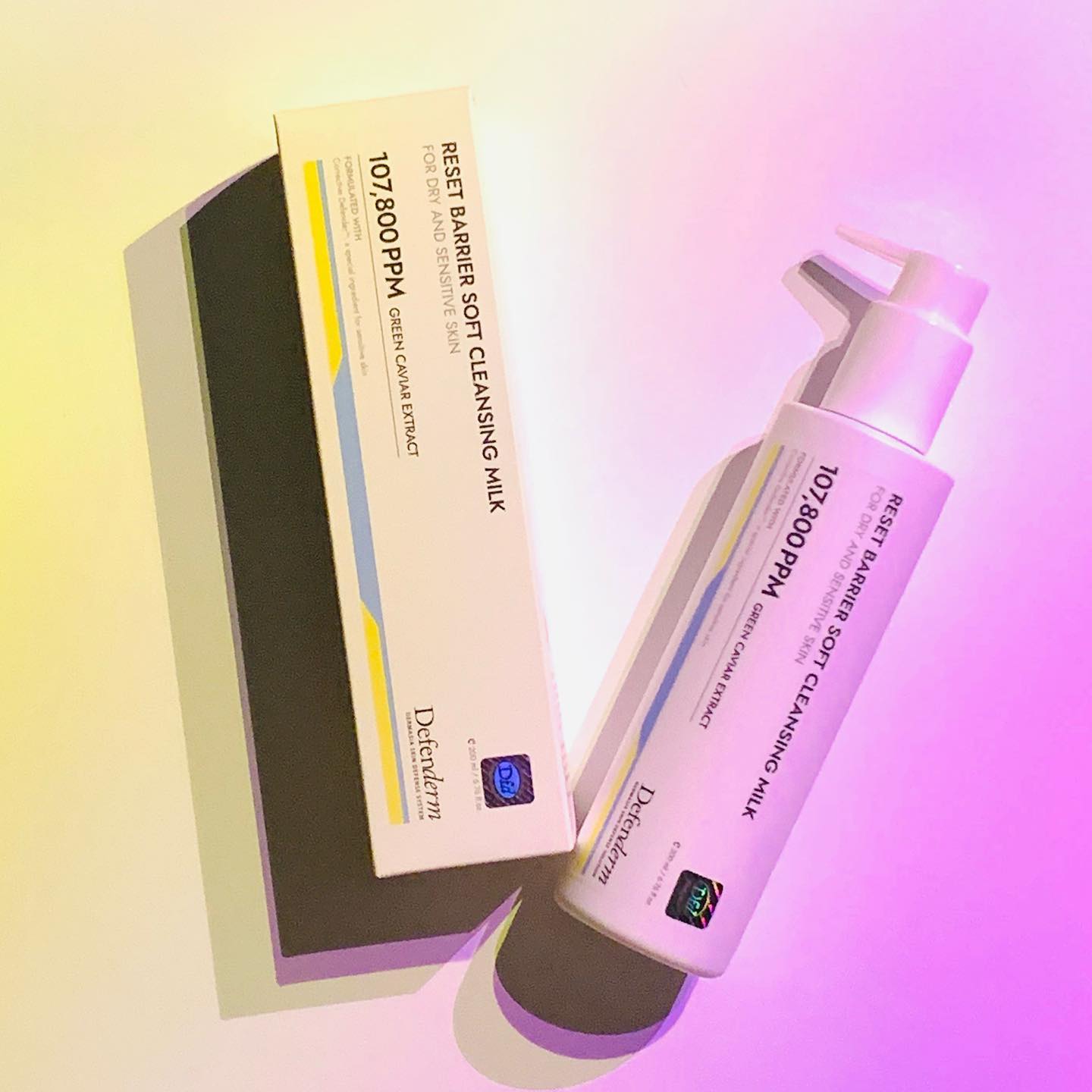 #제품협찬 
defenderm_official 

저는 평소 민감한 복합성 피부인데요. 
피지와 각질 고민도 있어요. 그래서 저는 특히나 깨끗이 씻어내는 클렌징이 중요한데요.

💛이번에 부드러운 밀크 클렌징 디펜덤을 사용해보았어요.
더마 스킨케어 브랜드인데 민감한 피부를 연구하는 브랜드라고 해요.

💛가장 좋았던 부분은 부드러운 제형인데도 세정력이 완벽할만큼 깔끔하게 되었어요. 피부에 자연스레 생기는 각질과 피지를 부드럽게 세정해주고 립제품인 컬러 포인트 메이크업도 자극적이지 않고 깨끗하게 세정해주었어요. 또 수분보유력이 뛰어나다는 바다포도추출물이 함유되어서 클렌징이 끝나도 피부가 바로 건조해지지 않아서 좋았습니다. 

💛피부가 얇아서 항상 얼굴에 손대면 얼굴에 벌게져서 스트레스 받는데 이 클렌징 밀크는 펴바를때도 꾸덕하지 않고 엷게 펴발라져서 무빙이 크게 필요치 않으니까 덜 자극적이고 피부도 벌겋게 되지 않았어요.

📝제품 노트 
pH 5.5 미산성 포뮬러 
유수분 밸런스 케어
저자극 세정 클렌징 밀크
수분 보유력 좋은 바다포도추출물 함유
촉촉하고 말끔한 클렌징 마무리
무자극성으로 민감한 피부 사용 추천
부드러운 밀크 로션 제형 
색조 메이크업 세정력 99%

✨간절기때 피부가 더 민감해질때가 있는데 이때 큰 자극 없이 세정하는데 도움되는 디펜덤 클렌징 밀크입니다.

#defendrem #디펜덤 #바다포도클렌징밀크 #클렌징밀크 #클렌징밀크추천 #세안제 #더마화장품 #민감성화장품 #스킨케어 #아침세안제 #약산성세안제 #피부관리 #클렌저추천 #클렌저  #클렌징제품추천