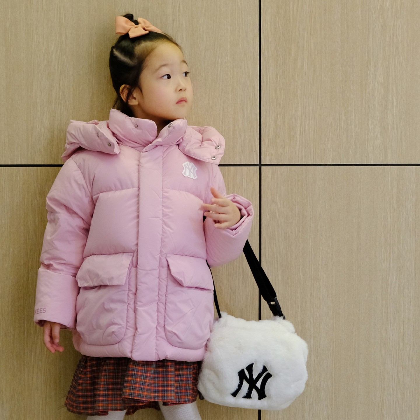 #딸스타그램 

찬바람 들어가지 않게 소매와 넥라인까지
신경 쓴 아우터, 뉴욕양키즈 로고와
사랑스러운 핑크빛이 참 잘어울려요🥰

MLB 23FW 다운점퍼 구매시 증정되는 핸드워머백.
숄더백&힙색으로 사용할 수 있으면서
수납공간 넉넉해 요즘 로라 최애 픽 백이라는거💕

#여아겨울코디 #주니어아우터 #여아덕다운
#여아선물 #키즈패딩 #MLB키즈 #MLB키즈패딩
#키즈다운점퍼 #유아점퍼 #여아점퍼