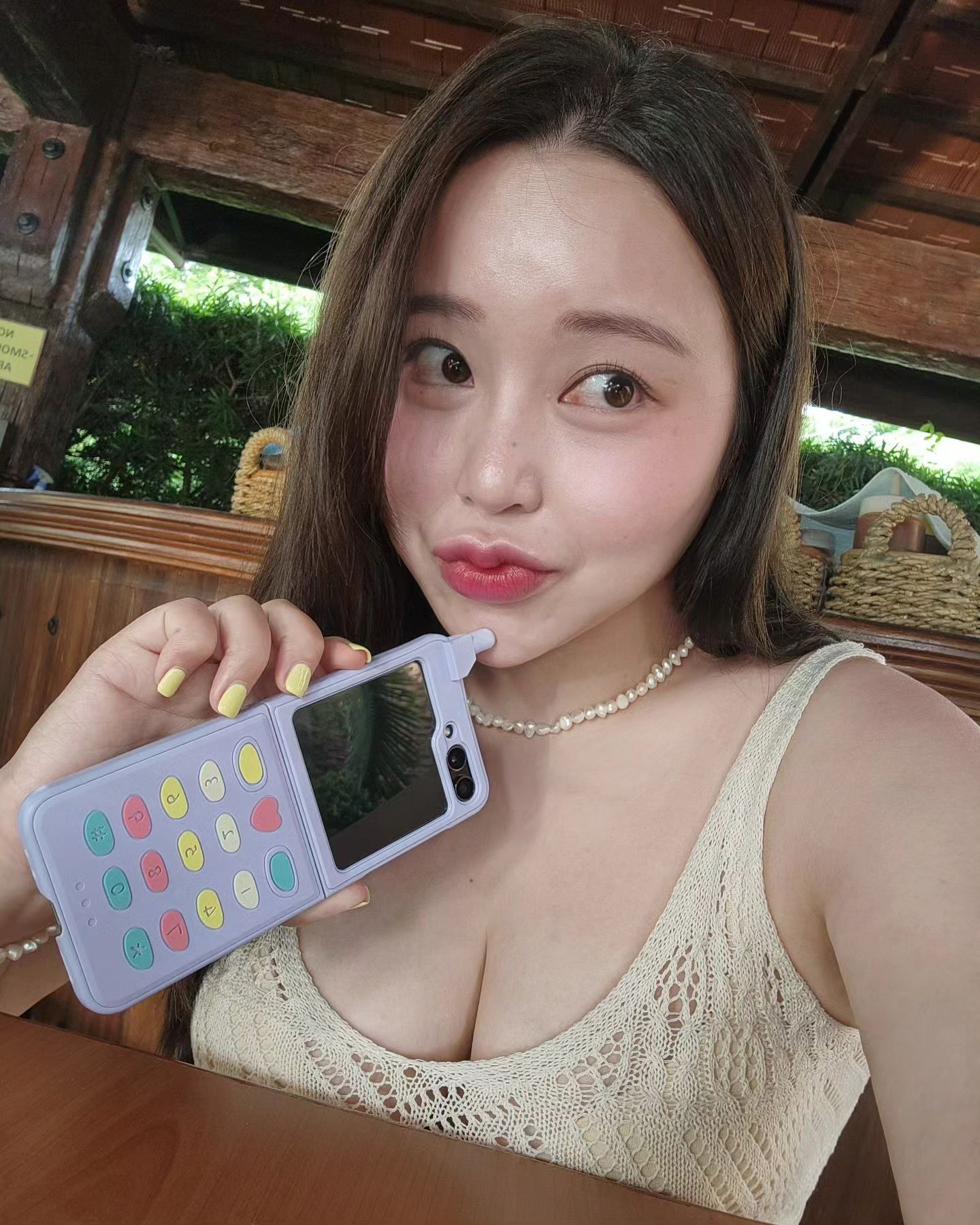 아이폰에서 플립5 로 바꾸고
광명 찾은 1인 여기 있읍니다요☆

아이폰에서 삼성으로 바꾸고 
주위에서 어떠냐고 많이들 물어보는데
용량 페이 녹음 어플 등 모든게 다 만족이여라!

심지어 카메라도 야간모드 촬영.. 너무 만족해..
이제 아이폰은 셀카용 공기계만이 있을 뿐..☆

폴더폰이라 케이스 양쪽으로 끼는데
그건 삼성 기능이랑 별개로 넘 커엽고 만족쓰♡

#플립5 #플립5케이스 #플립케이스 #핸드폰케이스 #메이플케이스 #케이스추천