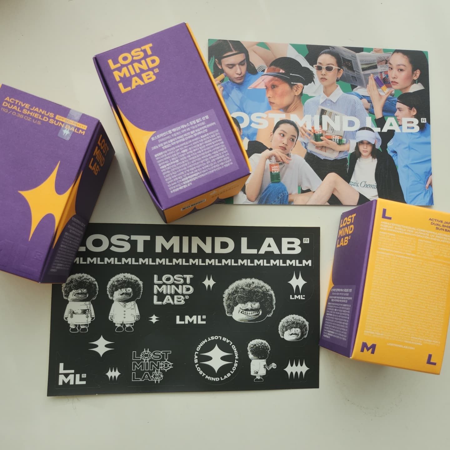 #로스트마인드랩 #선스틱 #썬스틱 #특별한 #내돈내산 lostmindlab.official #스티커

인스타에서 광고보고 디자인이 예뻐서 살지 말지
백번 고민하다 사본 선스틱.

잡티제거 레이저를 받은 김에
좀더 철저하게 자외선을 차단하려고 구매.

패키지 뭐야.. 왜이리 화려하고 이쁘지..😍
정성이 느껴지는 패키지에 제품 설명도 자세히 나와있고
발림성이 가히 멀티밤 처럼 부드럽다.

마무리는 최근에 써본 박세리 선스틱보단 무거운 느낌이지만
그래도 안바른것처럼 피부는 편함.

선스틱을 꾸미는 스티커인지 스티커도 한장 들어있음 ㅋ

갤럭시 카메라에서 자동으로 글씨 읽어주고 번역해주는 기능, 복사해주는 기능이 있길래 패키지에 써있는 설명, 카메라로 복사해봄 👍 ⬇️⬇️⬇️

피부 장벽과 탄력 개선에 뛰어난 효능을 지닌 식물유래 특허  원료-1229와 열에 의한 피부 스트레스 완화와 진정 효과가  뛰어난 미세조류 원료-SOLA.B가 최적의 듀얼 코어 타입으로  구성되어, 자외선과 피부노화에 대한 강력한 방어막을 선사  합니다.  

(..편하다..!)