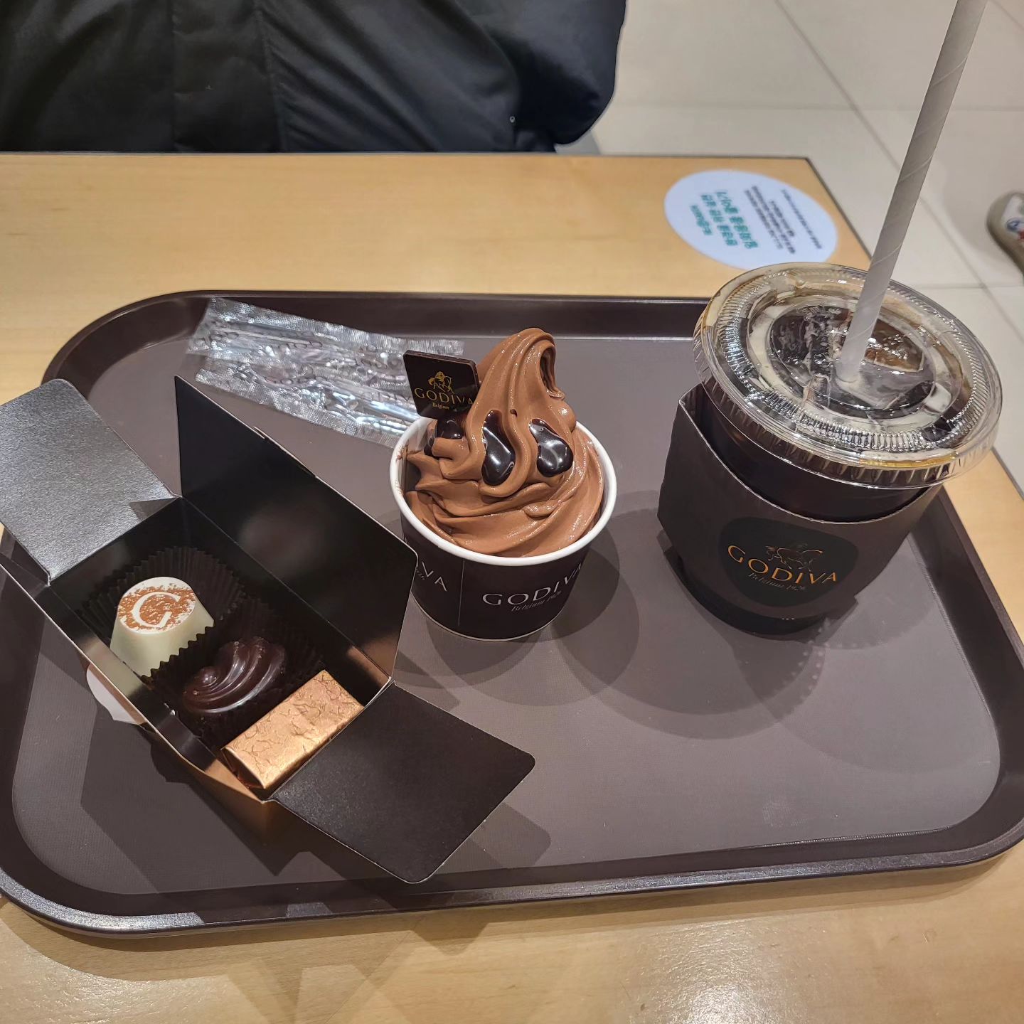 연말맞이 
어제 낮근무도 혼을 다빼더니 밤중에도 콜..
콜당직 으로 비를 뚫고 응급하나 하고 오니 밤11시
오늘 하루 누워만 있다가 달달한거 먹자고 해서 고디바 처음 먹어봤는데 너무 맛있음ㅜ
돈값한다 싶었습니다.
내일도 모레까지 stable하길...
.
.
#2023년끝