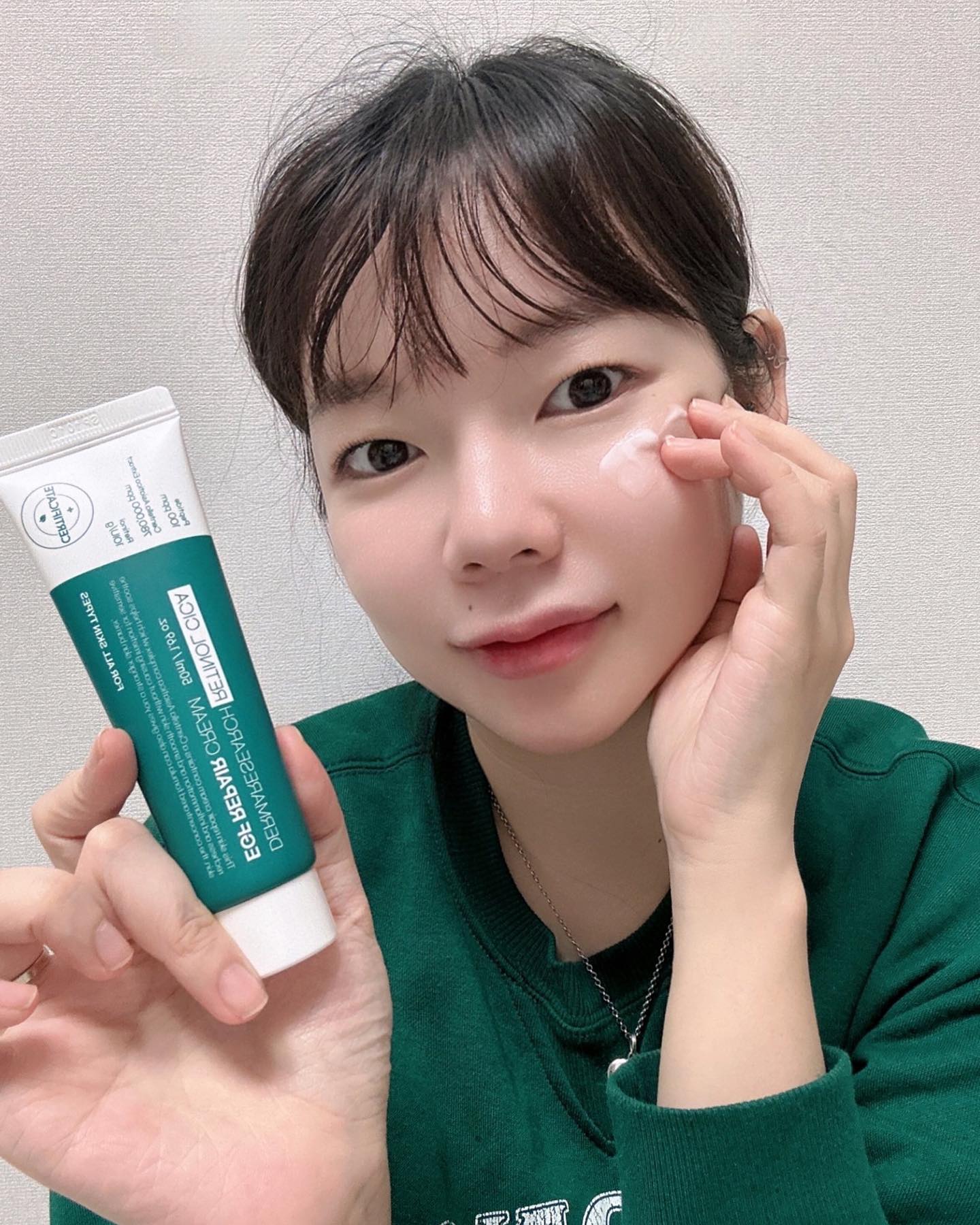 #제품제공
병풀추출물 780,000ppm, 시카 함유량 78%의
고함량 레티놀 시카 크림이에요😆

더마리서치 레티놀시카 EGF자생크림💚

30대 중반을 넘어 이제 후반을 달려가는 나이가 되니까
너무 슬프잖아용 ㅜㅜ 요즘 어플이 잘 되있다 한들,,
실물이 자신 없어지면 안되니까!

주름 절대 지켜!!

아니 근데 진짜ㅋㅋ 저 화장품 회사 오래 다녔다고 했죠!?
제품에 전성분 나열순서에 정제수가 1등이 아닌거 너무 놀램요!?
병풀추출물 78%라고 써있는게 제일 첫글자였어요! 

놀랍다 놀라워👍🏻
레티놀 성분이 들어가서 주름 개선에도 좋은데
시카까지 들어가니까 사업계획서 작성 시즌이라 
피부 뾰루지로 요즘 예민한 울 남편도 사용하기 좋겠더라구용!
오늘도 얼굴에 자기전에 뾰루지 패치 붙이고 자는데
그거 말고 이거 발라줬어요😆

피부과에서 재생크림으로도 추천 많이 하는 크림이라고 해요!
피부인생 2회차 가보자구♥️

#시카78크림 #egf재생크림 #피부과재생크림 #재생크림 #재생크림추천 #여드름없애는법 #여드름흉터 #홈케어 #펩타이드 #egf #좁쌀여드름 #스킨케어