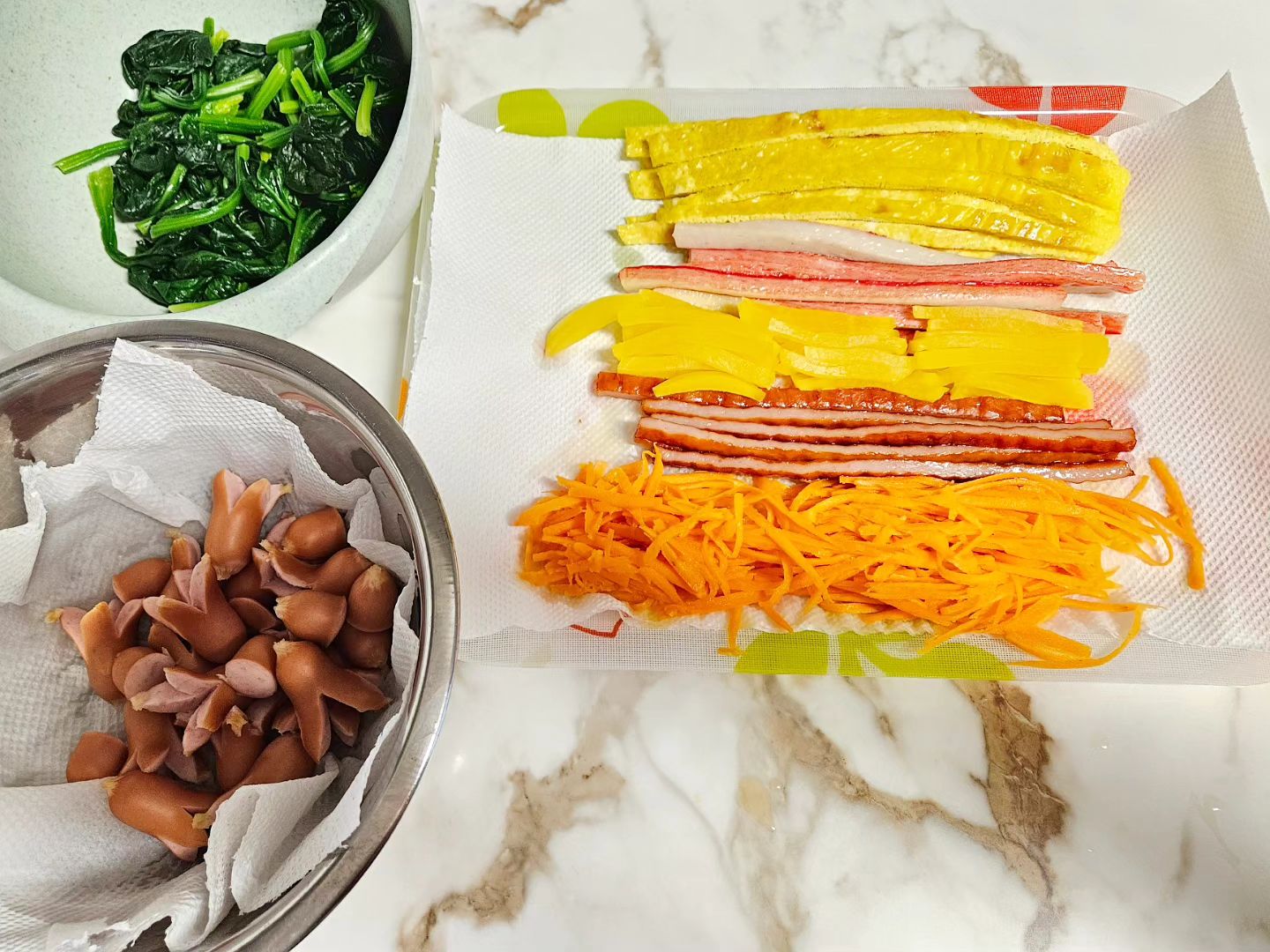#초딩소풍 #엄마아빠표도시락 
.
새벽에 일어나 엄마는 재료준비하고, 김밥은 아빠가 싸주고.
초희야, 엄마는 다른엄마들처럼 캐릭터도시락못해🥹
이게 최선이야 🥹🥹🥹 
언젠가는 도전해볼께 그래도 즐겁게 다녀와서 기분좋네☺️
.
#문어소세지🐙 #유령문어인가 #최선이다 #🥲