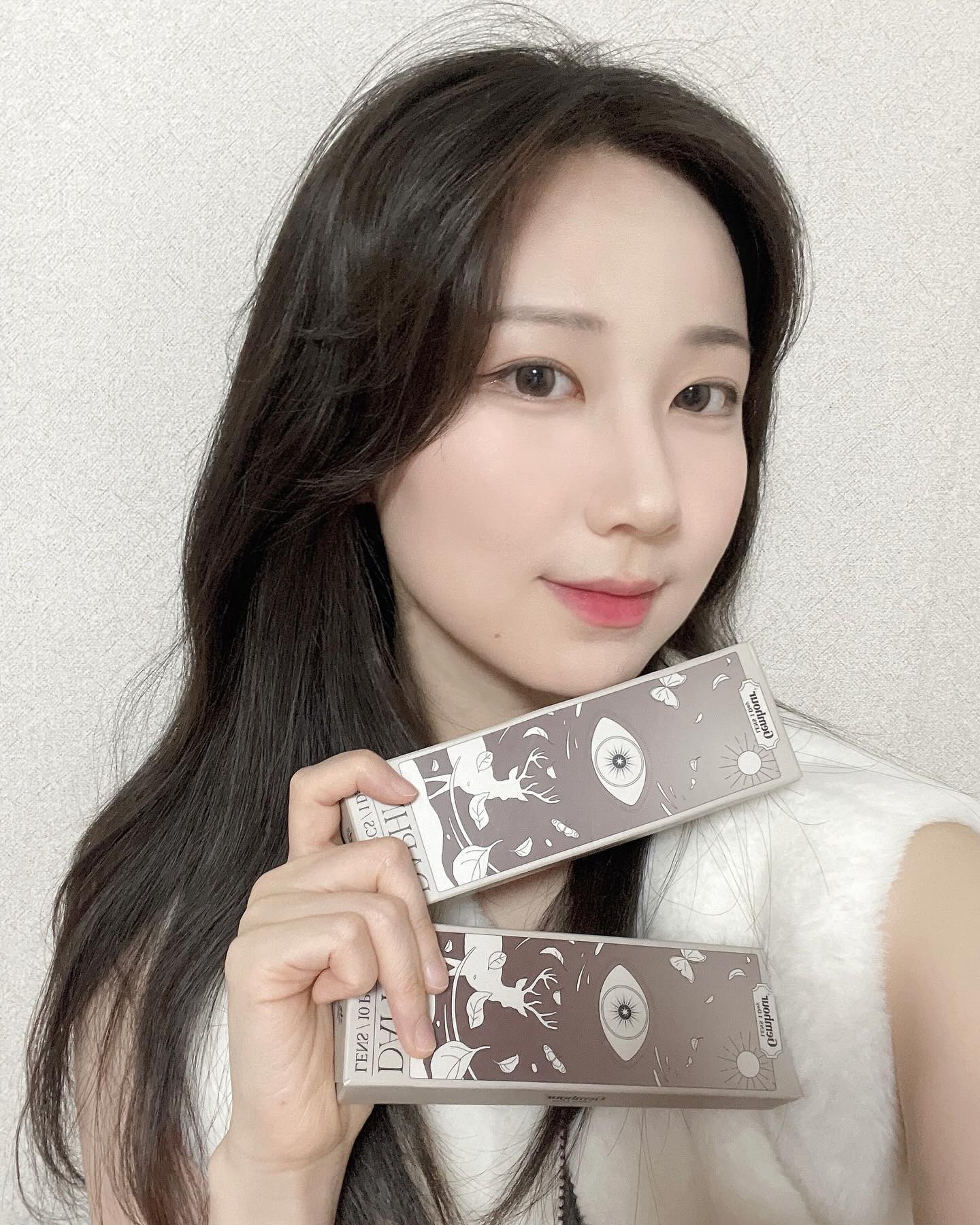 #제품협찬 
gemhourlens_official

젬아워 다프네 시리즈는
맑고 부드럽게 퍼지는 그래픽과 컬러감으로
메이크업 스타일에 크게 구애받지 않는 렌즈에요

착용하고 있는 컬러는 브라운인데,
오렌지 빛이 돌지 않고 살짝 그레이 느낌으로
조금은 무거운 느낌으로 연출한 컬러!

📍4월 16일 출시된 다프네 시리즈는 
지금 윙크에서 만나보실 수 있습니다☺️

#젬아워 #젬아워렌즈 #gemhour #다프네 #윙크 #윙크렌즈 #윙플리뷰 #브라운