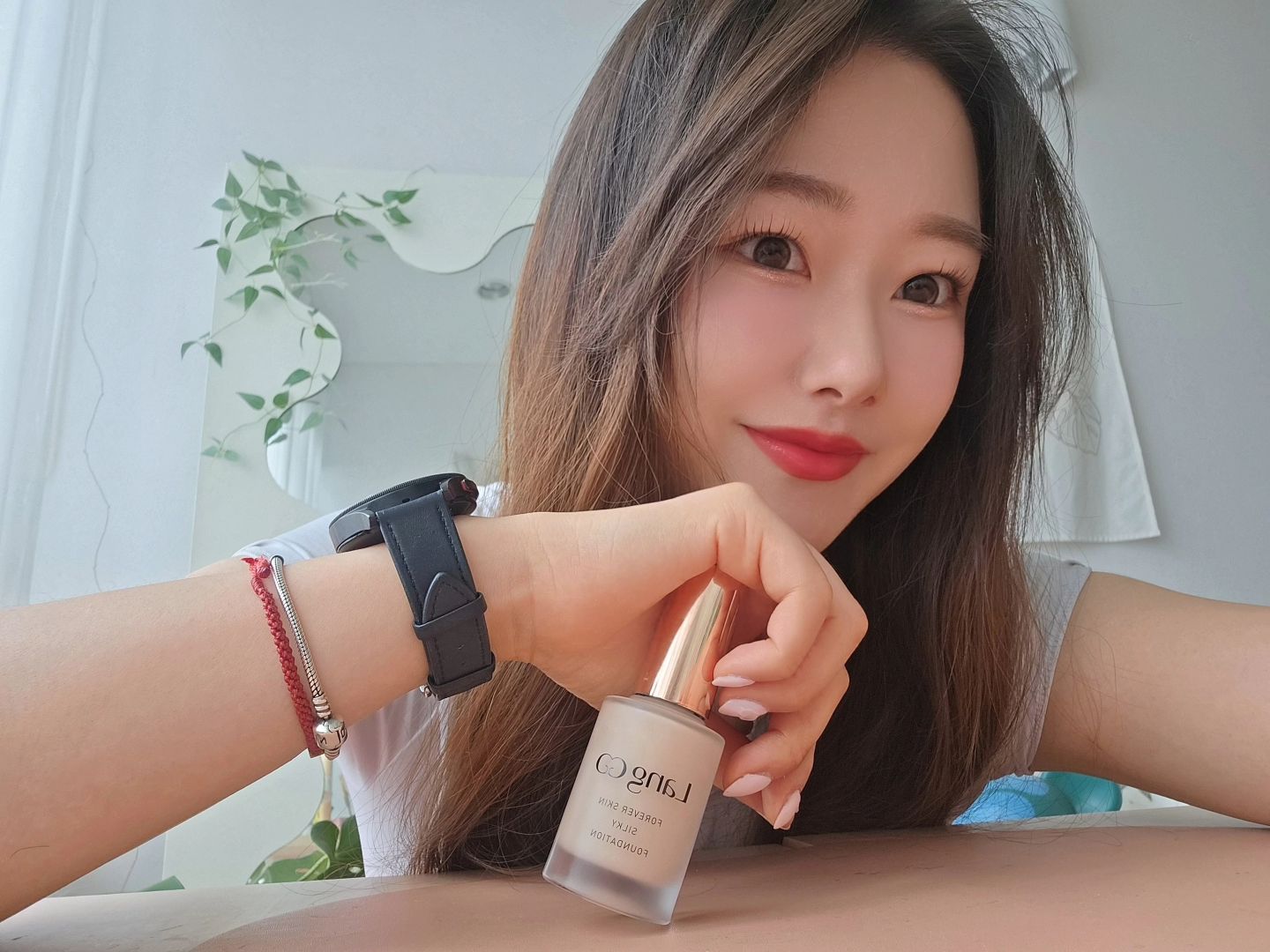 인스타 광고로만 보다가 신제품 나왔길래

메이크업 해주는 사람이니까 사도 돼! 라는 명분으로

사서 써본 랑끄파데ㅋㅋㅋ🎀

촉촉한 제형이라 얇게 얇게 레이어링 하면

커버력도 좋고 지속력도 좋은데

기름진게 아니라 속광으로 촤르르...✨️

환절기나 겨울에도 엄청 잘 쓸듯!!!

+고객님이 좋다고 찍어가신거 안비밀