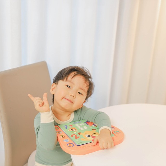 #ad
치타부는 미국, 스페인 등 전 세계 많은 어린이들에게 사랑받는 유투브 인기동요채널 주인공들이랍니다
블루래빗 치타부는 공룡/ 숫자 / 놀이 / 생활습관 4가지 시리즈로 구성되어 있고 요즘 누나따라 수세기에 재미 들린 두돌아기 장난감 으로 숫자테마 골랐어요
흥겹게 계속 해서 따라 부르게 되는 재미난 숫자동요 10곡이 수록!리듬감도 좋아지고 흥이 나요

다리가 많은 동물, 자주 듣는 꼬마이야기, 농부, 응가 등 아이들이 흥미로울 수밖에 없는 캐릭터와 주제를 수세기에 접목했어요
친근한 캐릭터와 다채롭고 컬러풀한 사운드북 이라서 시선 집중
아이가 자연스럽게 수 감각을 익힐 수 있고 다양한 언어표현력, 어휘력을 배울 수 있답니다

영상을 통해 치타부 가지고 노는 모습 확인해주세요 >_<
리듬이나 노래 가사도 넘 재밌고 중독적이라 엉덩이를 덩실덩실 자연스레 춤이 절로 나온답니다
매일 두남매 블루래빗 치타부 숫자동요 켜두곤 춤추며 놀고 있어요 ㅋㅋㅋ
요즘 최애템 두돌아기 장난감 추천해요
#제품제공 #블루래빗 #사운드북 #아기사운드북 #숫자놀이 #숫자동요
