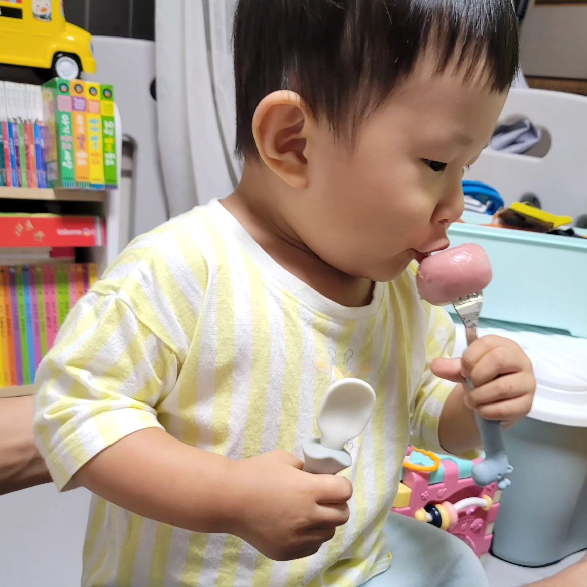 ,
+612Day👼
사놓고 연휴끝에야 뒤늦게 꺼낸 송편키트
어린이집에서 한번 해봤다고
소 넣는것도 제법 모양새를 따라한다
떡 안 좋아하면서 자기가 만든거라 맛보는 ㅋㅋ
종종 요리놀이 해줘야겠어👨‍🍳

#엄마표놀이 #송편만들기키트 #엄마랑요리놀이
