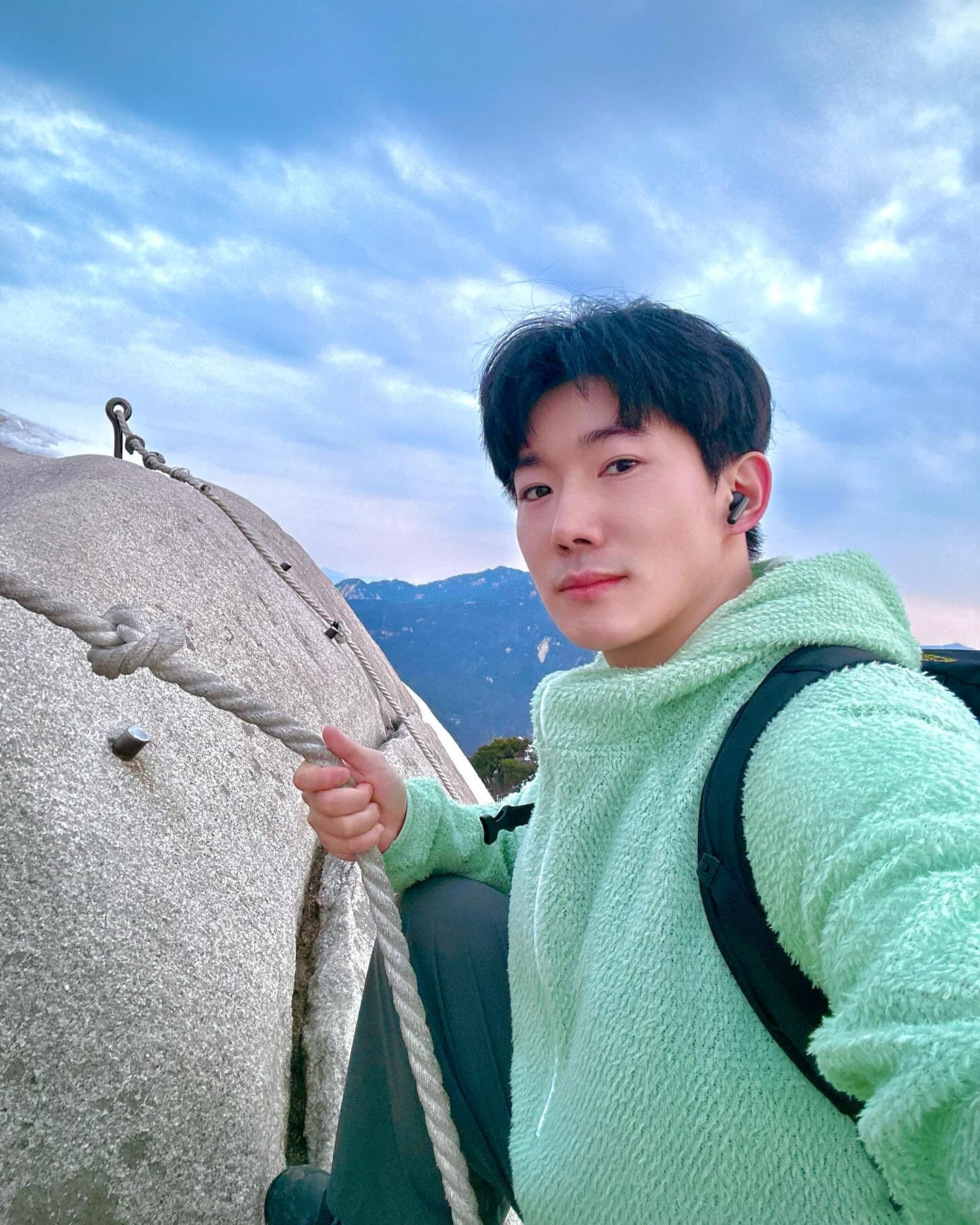 하늘 맑고 깨끗하길래 일몰 보러 뛰어올라왔는데, 그새 구름이 잔뜩 몰려와 있네요.

그래도 구름 사이로 비친 석양이 꽤 좋으니 만족 :)
이날 혼자밖에 없어서 완전히 해지기 전에 일찍 내려왔는데 상계쪽으로 내려오다보니 가로등까지 친절하게 설치되어 있더라고요. 야등 오시는 분들은 상계쪽에서 불암산자연공원을 지나 올라오시면 길도 안전하고 쉽게 올라오실 수 있을 것 같아요. 다만, 이쪽이 응달이라서 얼음이 아직 덜녹았어요! 짧은 구간이지만 안전하게 아이젠 챙겨가시길 바랍니다. (불암사 쪽은 완전히 다 녹았습니다.)