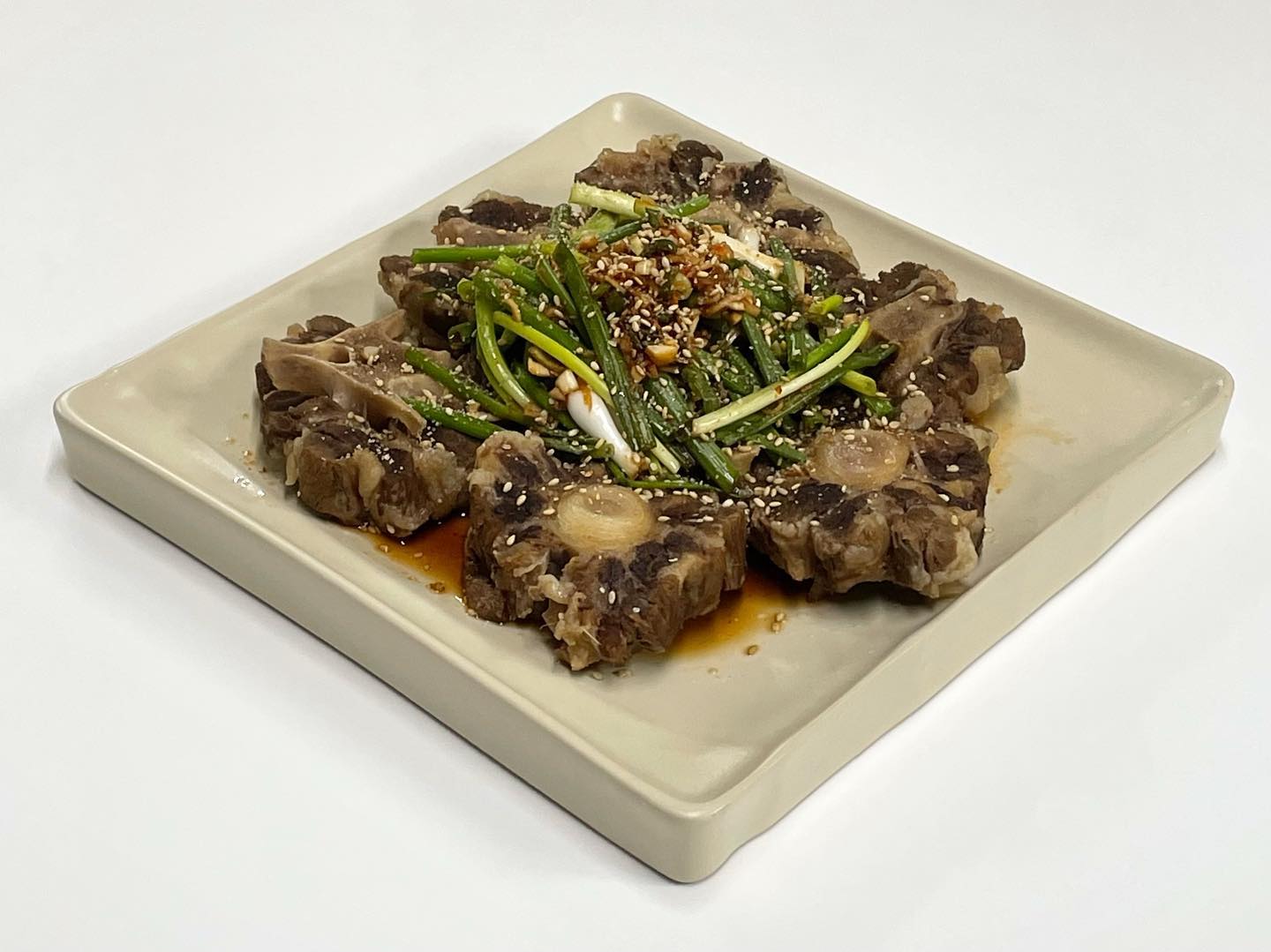 👨🏻‍🍳 : 소꼬리찜⠀
⠀
 요즘 저희집 최애 메뉴는 소꼬리찜이에요! 수비드로 푹 익혀주면 부들하면서도 탱글한게 얼마나 맛있는지 모릅니당💗밖에서 사먹으면 중자에 50,000원은 내야하는데 집에서 먹으면 13,000원쯤이면 푸짐하구 더 맛있게 먹어 볼 수 있거든요~ ⠀
⠀
⠀
#소꼬리찜 #안주요리 #안주추천 #저녁밥상 #가을메뉴추천 #여름메뉴추천 #여름식단추천 #레시피공유 #저녁메뉴 #점심메뉴 #요리스타그램 #요리레시피 #요리하는남자 #신혼부부일상 #신혼부부밥상 #신혼부부스타그램 #선팔 #맞팔 #좋아요 #좋반 #팔로우 #소통스타그램 #맞팔환영 #fff #f4f ⠀⠀⠀