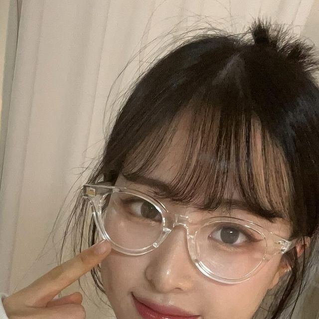현이 on Instagram: "#협찬 @gguba_official 데헷 어색한 안경이지만 생얼에 착용하기 좋을듯한 귀요미 안경 💙"