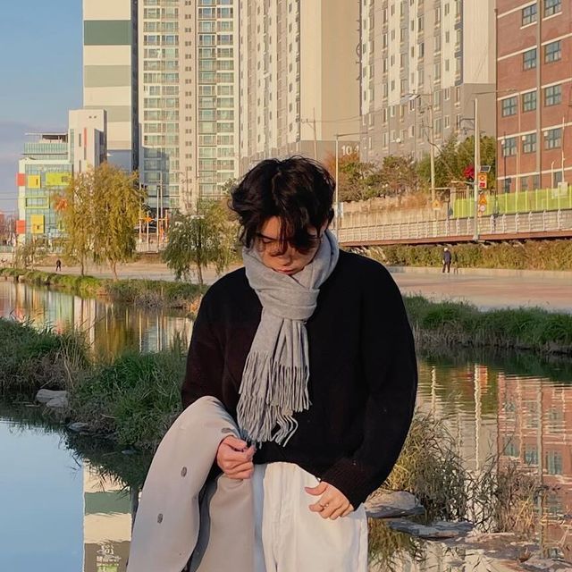 元 on Instagram: "#광고 추운 겨울을 나기 위한 머플러를 제공 받았어요 :) 유난히 추운 것 같은 올 겨울 이 머플러 하나로도 거뜬할 것 같아요. 도톰하지만 그렇다고 무겁지 않고, 까끌거림도